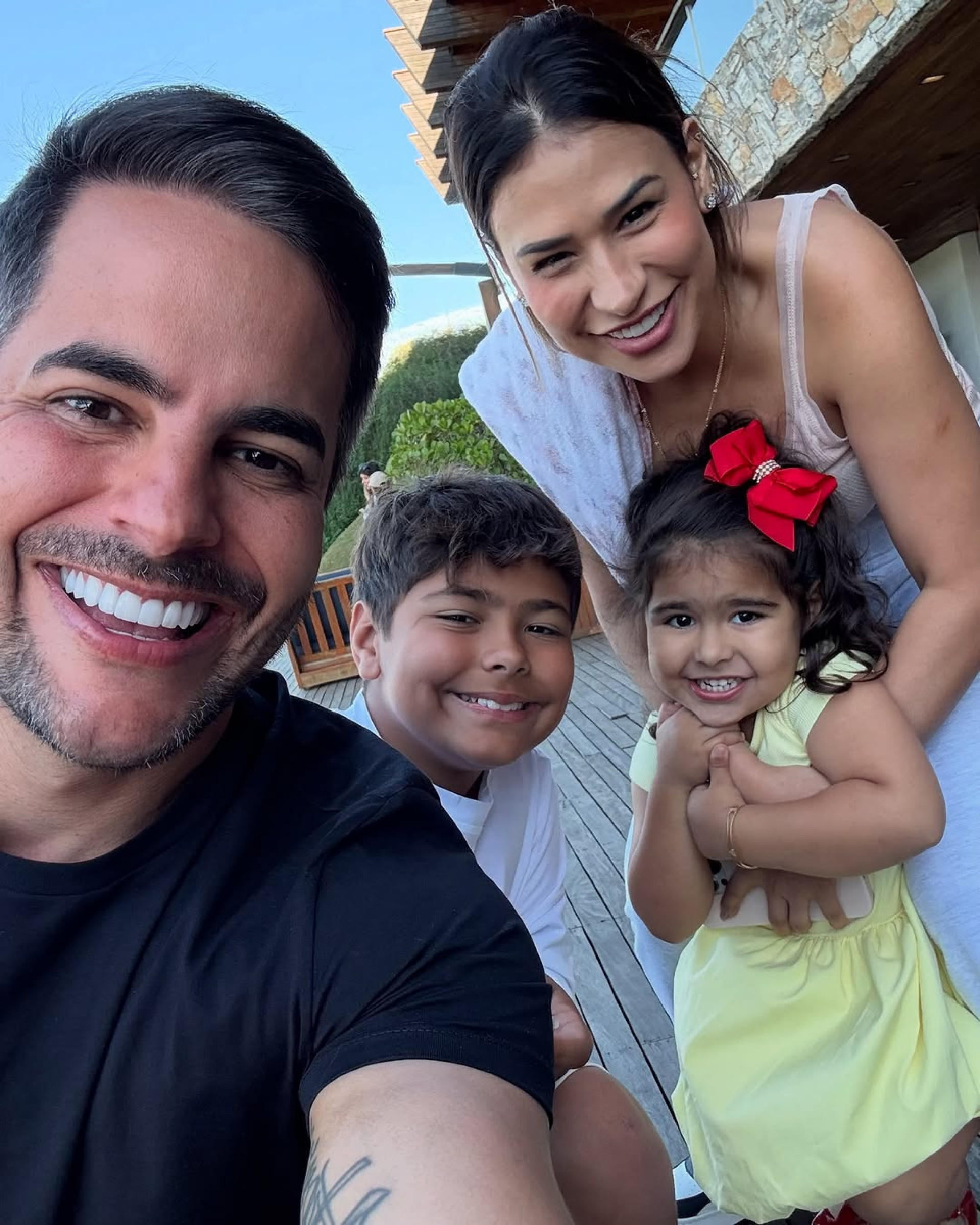 Simone Mendes com o marido, Kaká Diniz, e os filhos, Henry e Zaya - Reprodução/Instagram 