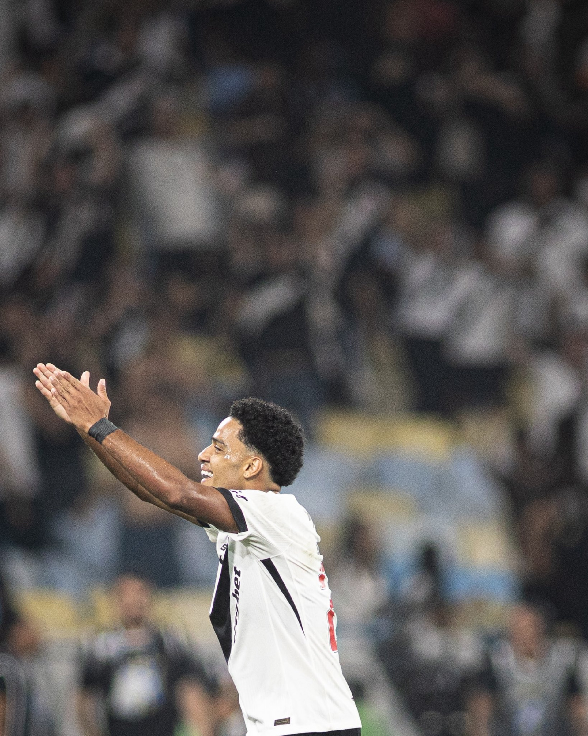 Brenner comemora primeiro gol no clássico - Matheus Lima / Vasco