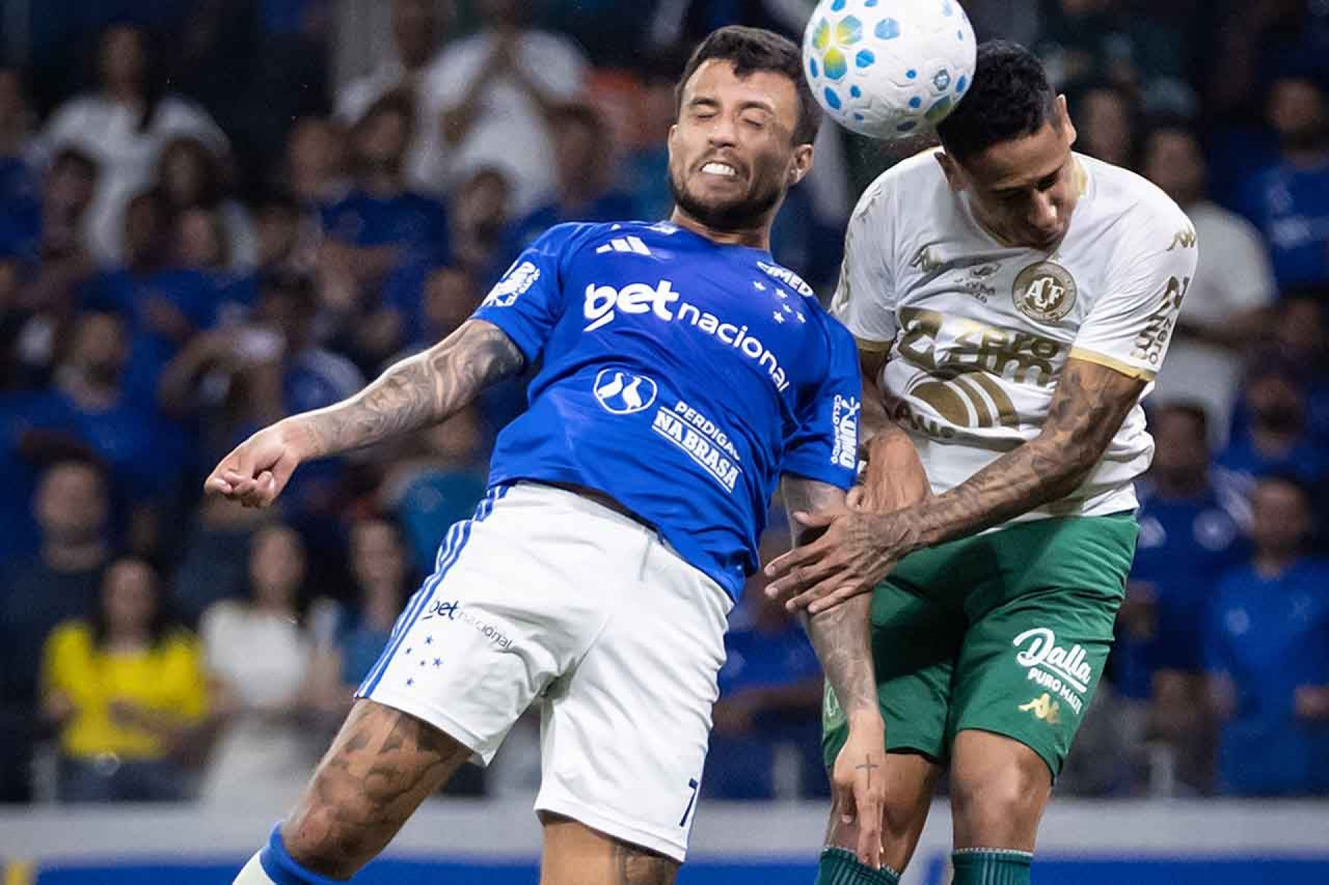 Briga, expuls&otilde;es e fratura agitam 1&ordm; tempo de Cruzeiro x Chapecoense