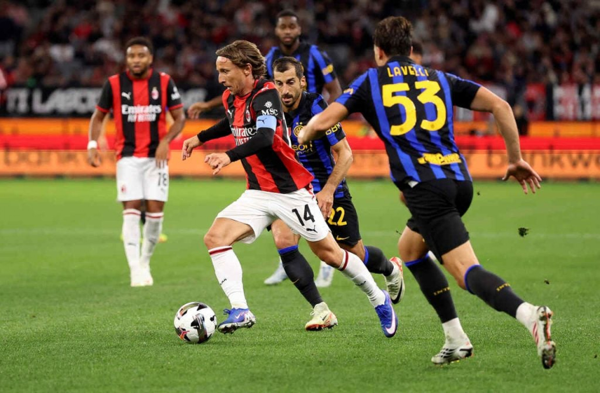Milan e Inter de Mil&atilde;o empatam no primeiro d&eacute;rbi da temporada