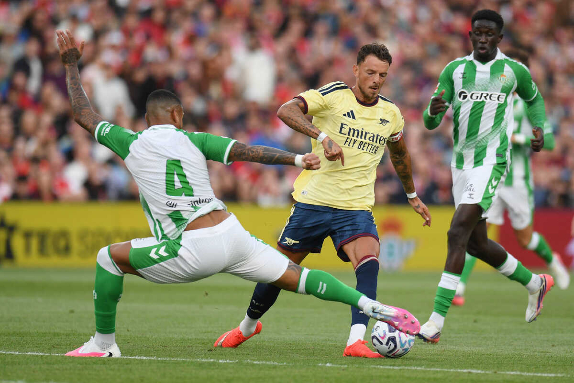 Com gola&ccedil;o de Deossa, Betis vence um alternativo Arsenal