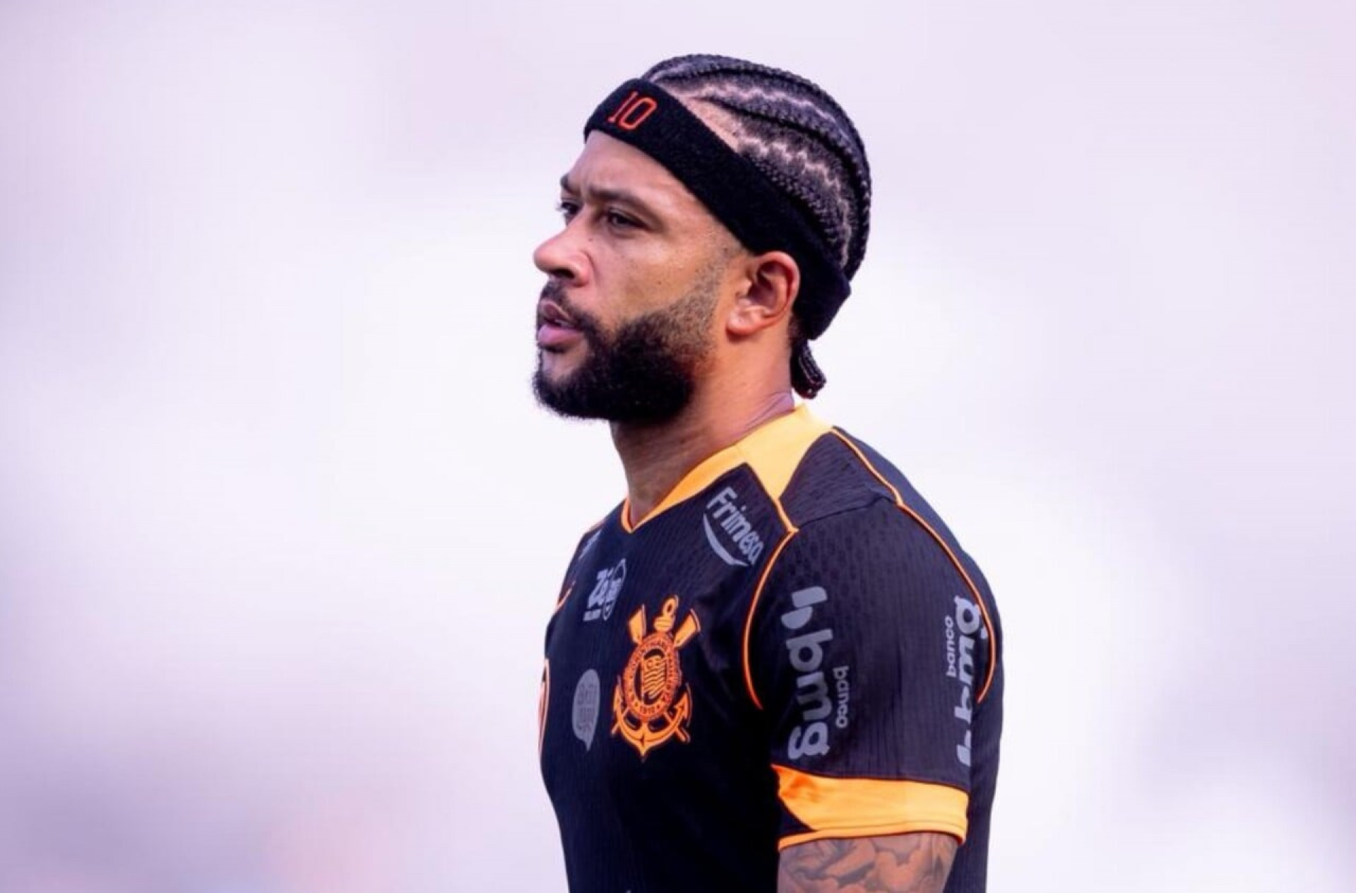 Memphis Depay passa nos exames e fica perto de renovar com o Corinthians