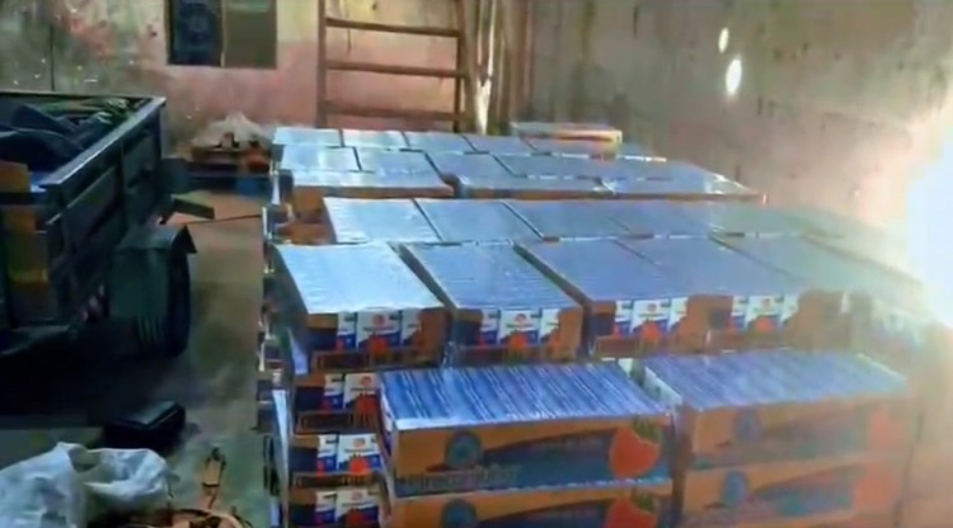 Polícia recuperou carga roubada de alimentos e ferramentas que estava em galpão - Divulgação / Polícia Civil