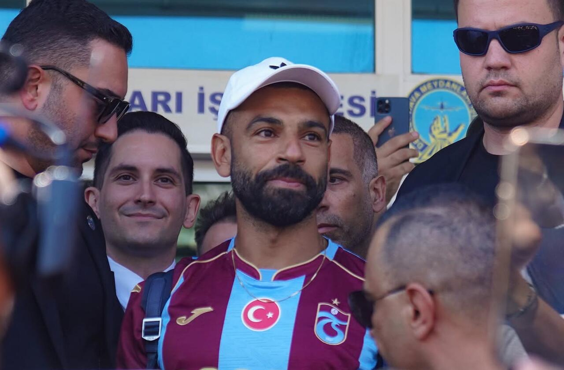 Torcida do Trabzonspor vai &agrave; loucura na chegada de Mohamed Salah