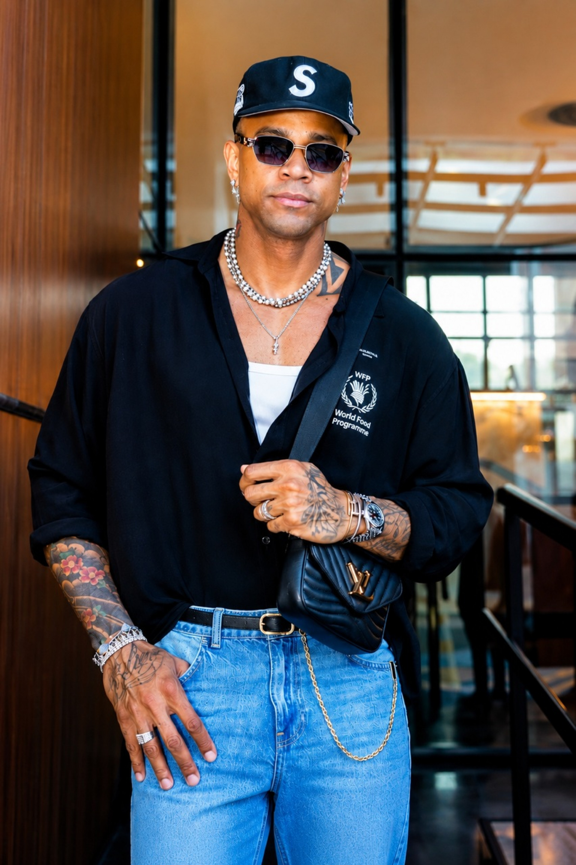 Léo Santana incorporou a bolsa preta ao look com naturalidade de quem já conhece bem o closet de casa