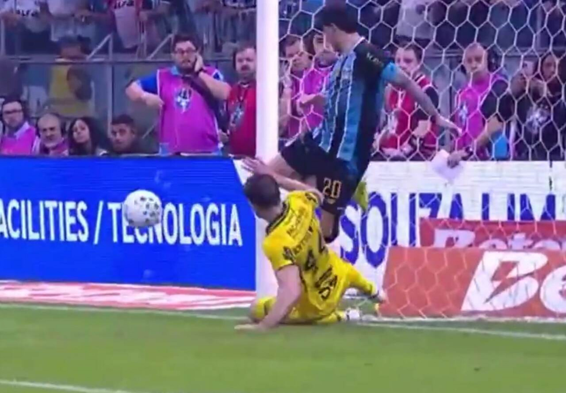 Torcedores do Gr&ecirc;mio reclamam de p&ecirc;nalti em Villasanti contra o Mirassol