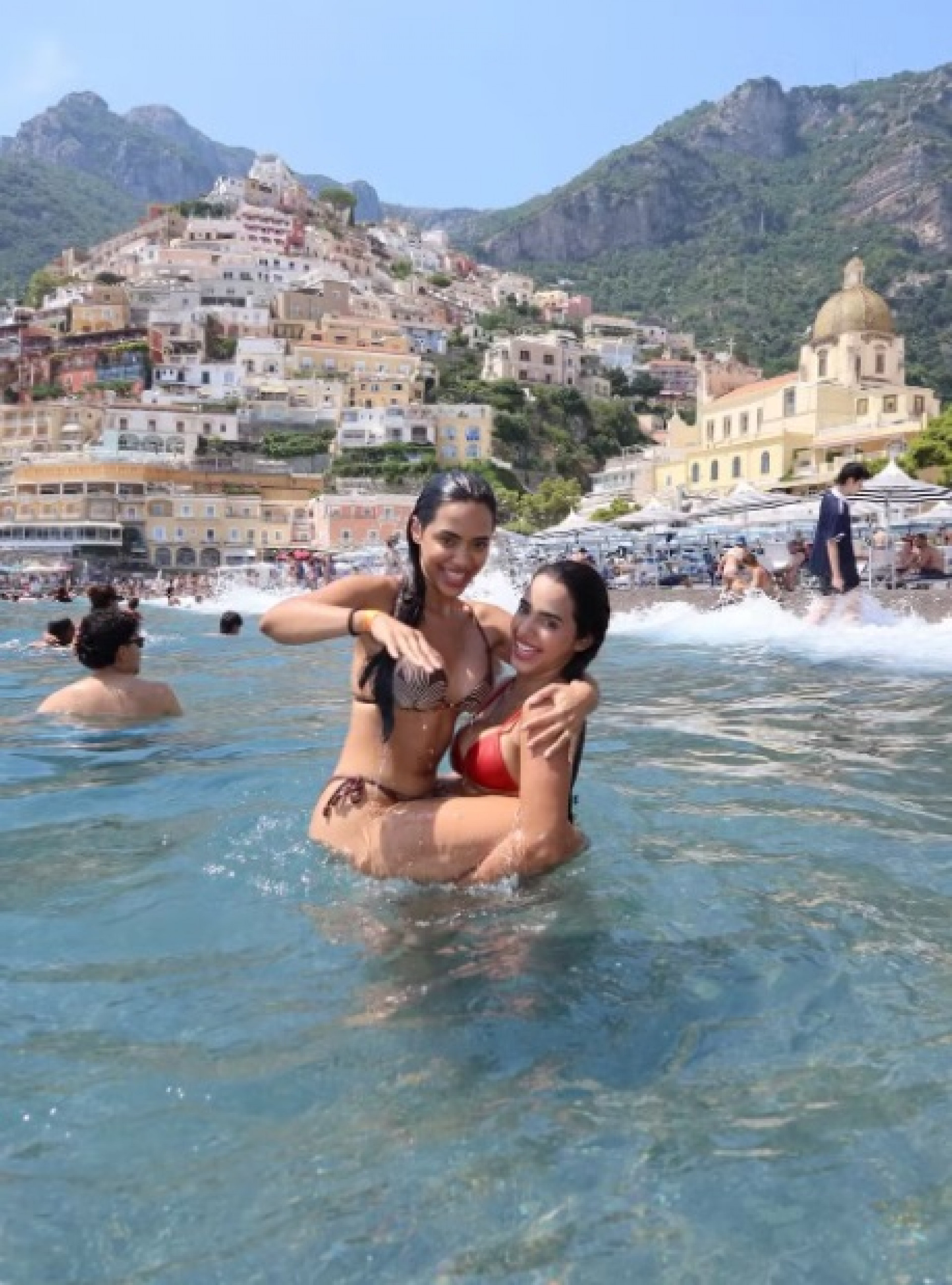 Gêmeas Lacração renovam bronzeado em cenário paradisíaco na Itália - Reprodução Instagram