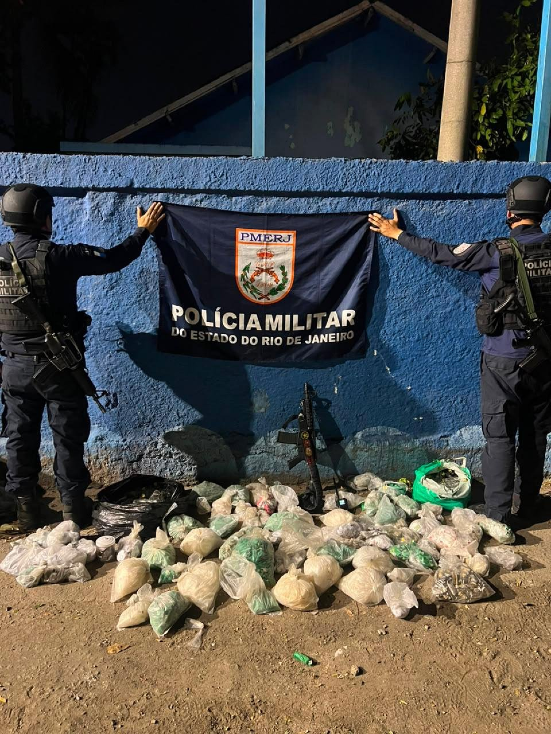 Armas e drogas apreendidas na Vila Kennedy