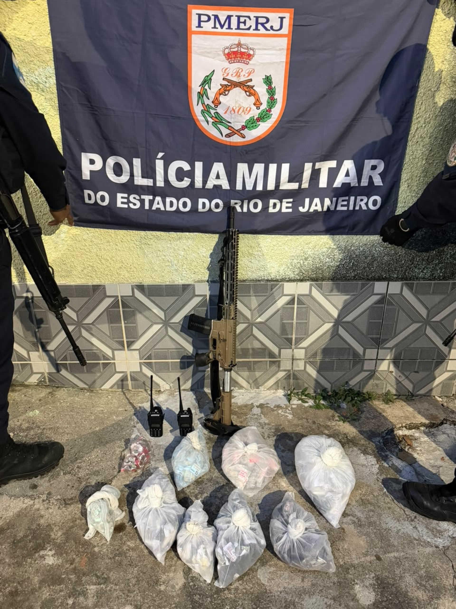 Fuzil e drogas apreendidos no Morro do Juramento