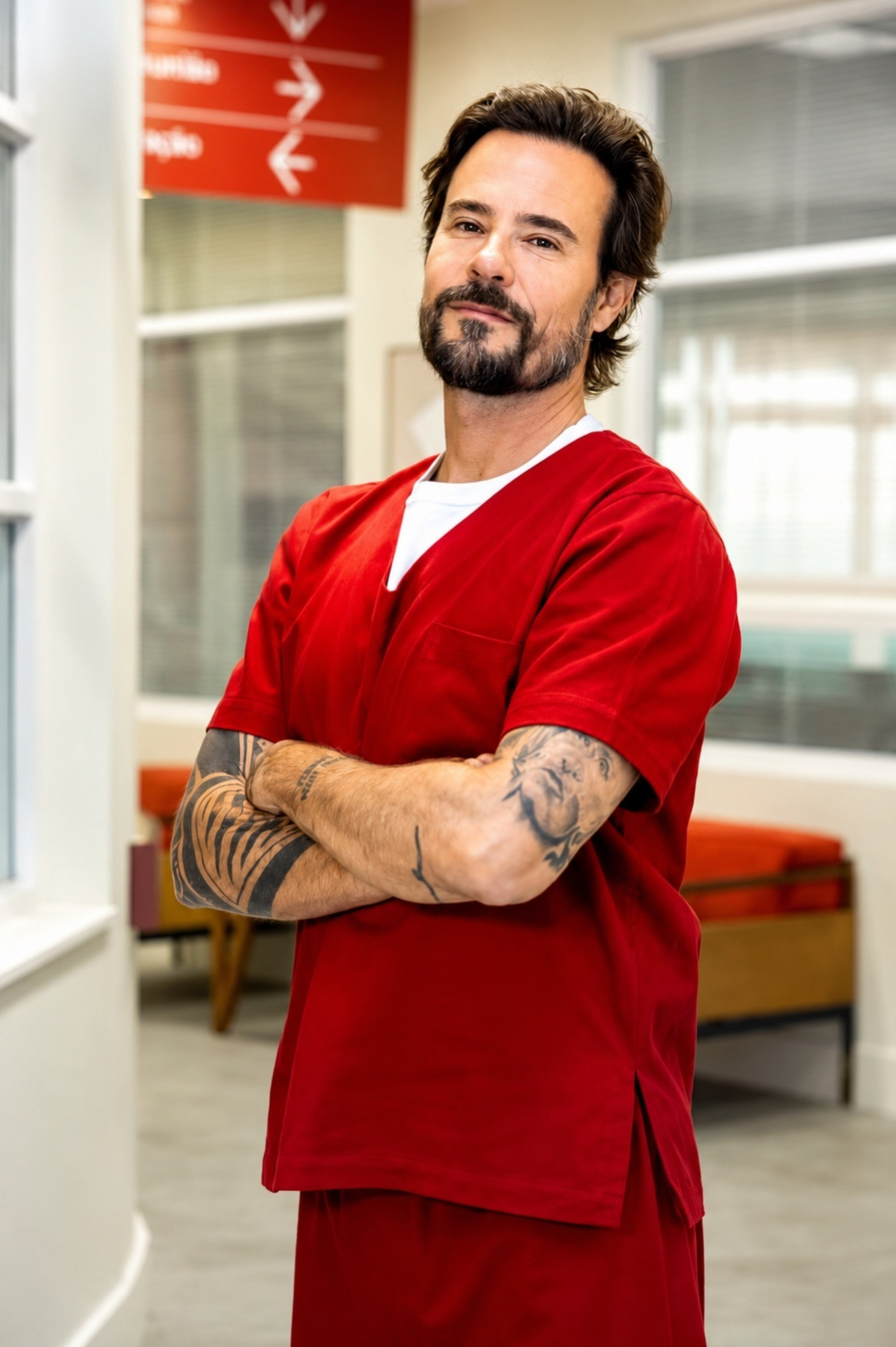 De volta às novelas da Globo após oito anos, Paulinho Vilhena vive o cardiologista Ricardo e já estreia no plantão de jaleco vermelho - Foto: TV Globo/Manoella Mello