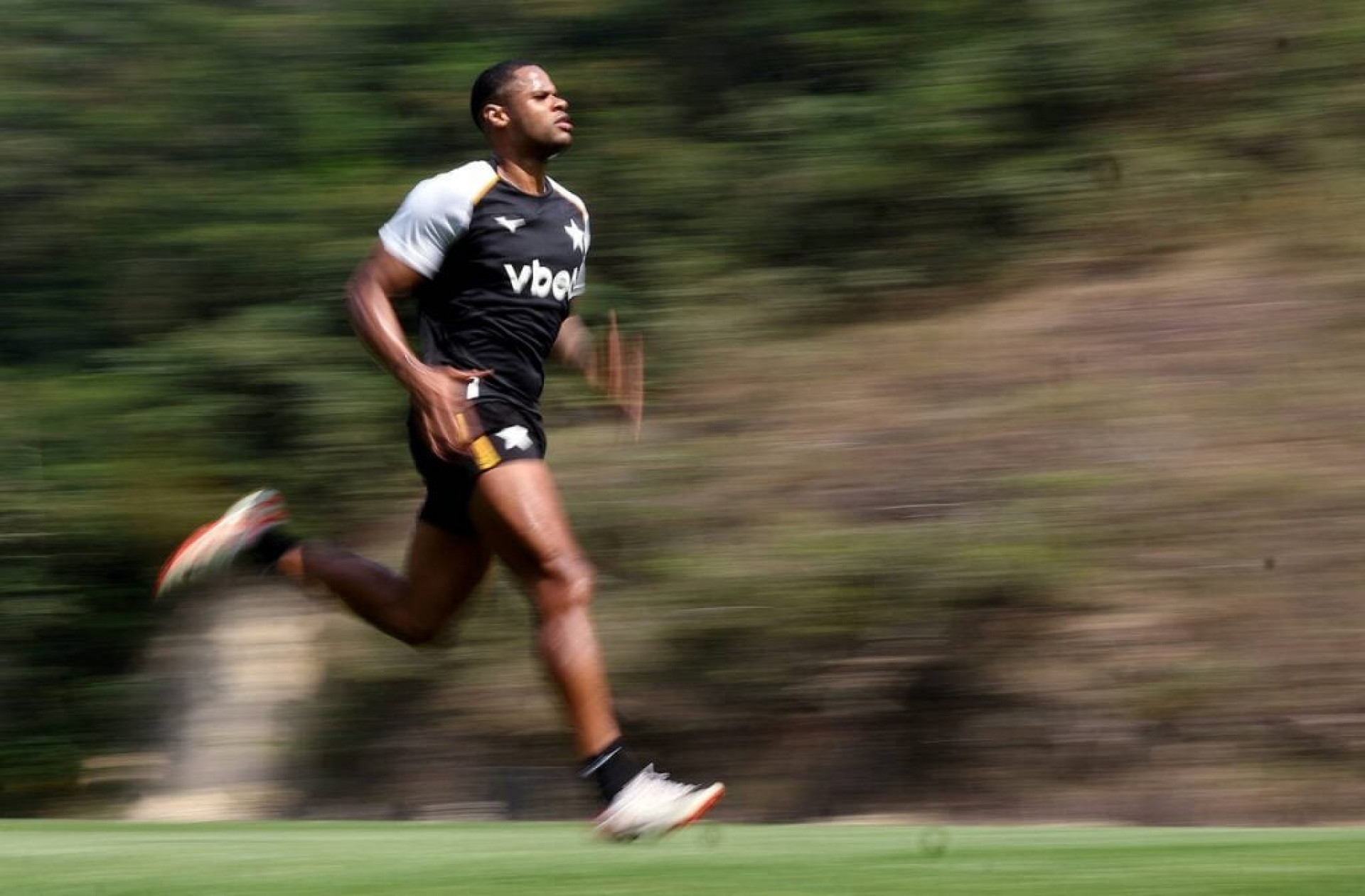 Botafogo faz treino aberto, e Franclim destaca import&acirc;ncia de vit&oacute;ria em cl&aacute;ssico