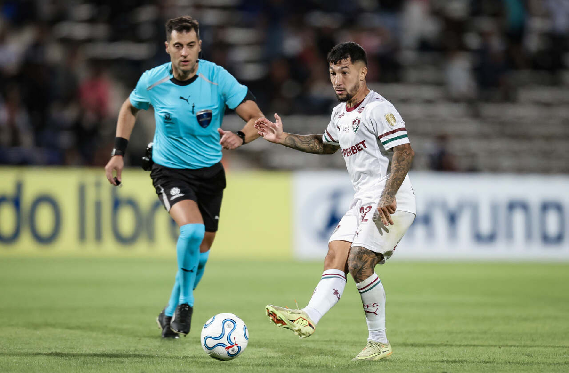 Acosta, do Fluminense, entra pendurado em duelo decisivo contra o Vasco