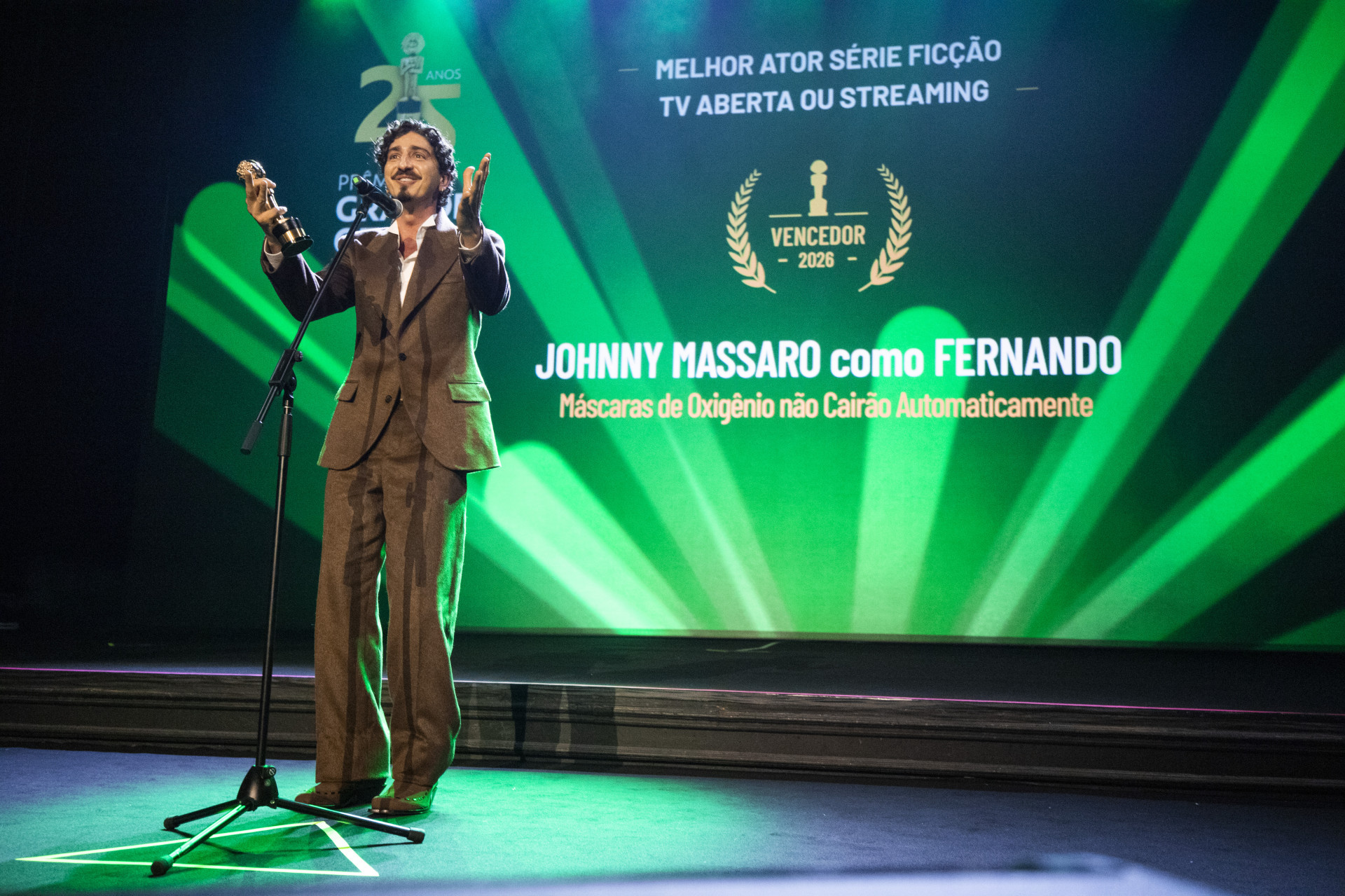  Johnny Massaro foi laureado como Melhor Ator Série de Ficção para TV Aberta, TV Paga ou Streaming - R2 Foto / Divulgação