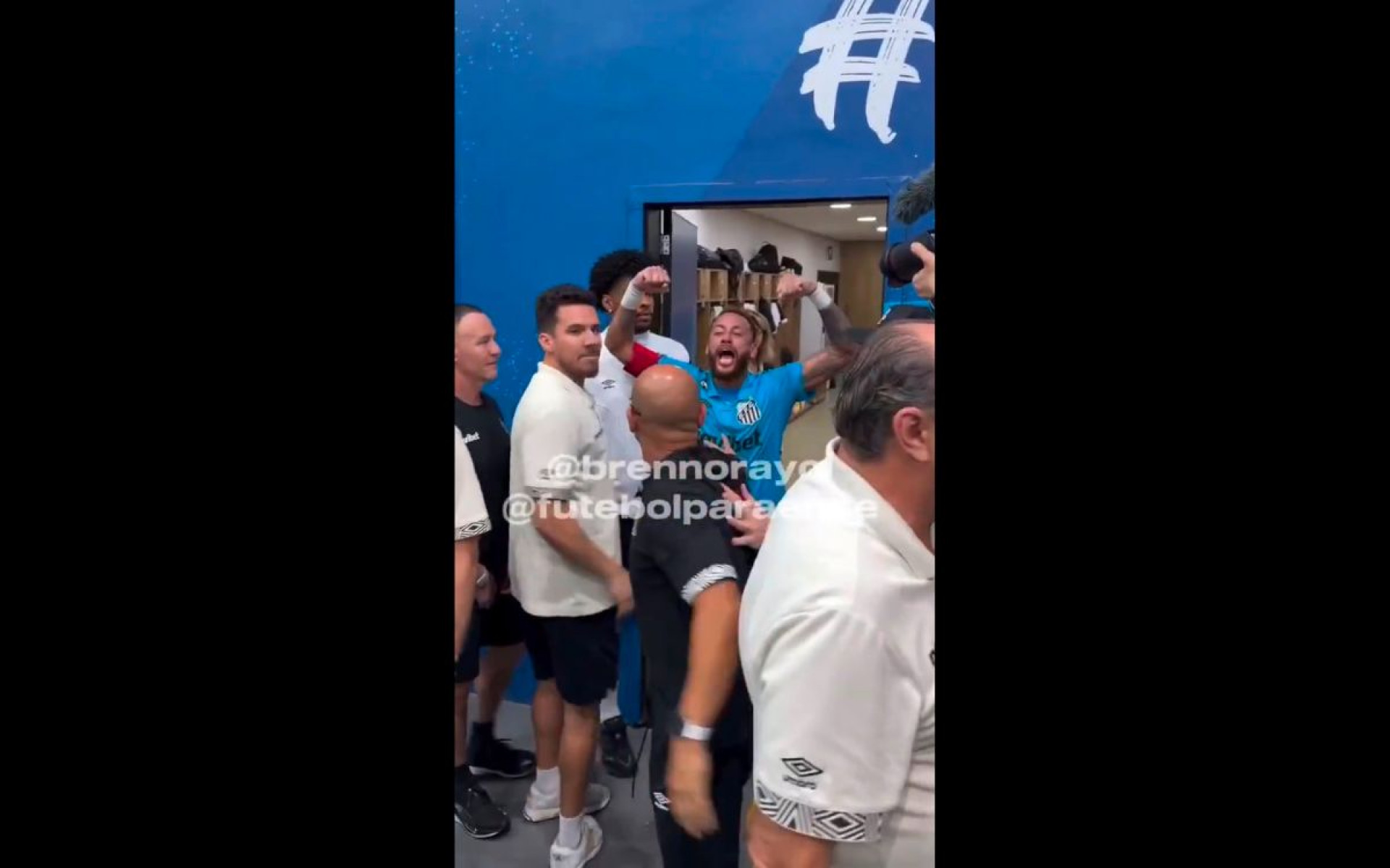 Momento em que Neymar comemora a vit&oacute;ria do Santos, no t&uacute;nel que leva aos vesti&aacute;rios do Mangueir&atilde;o