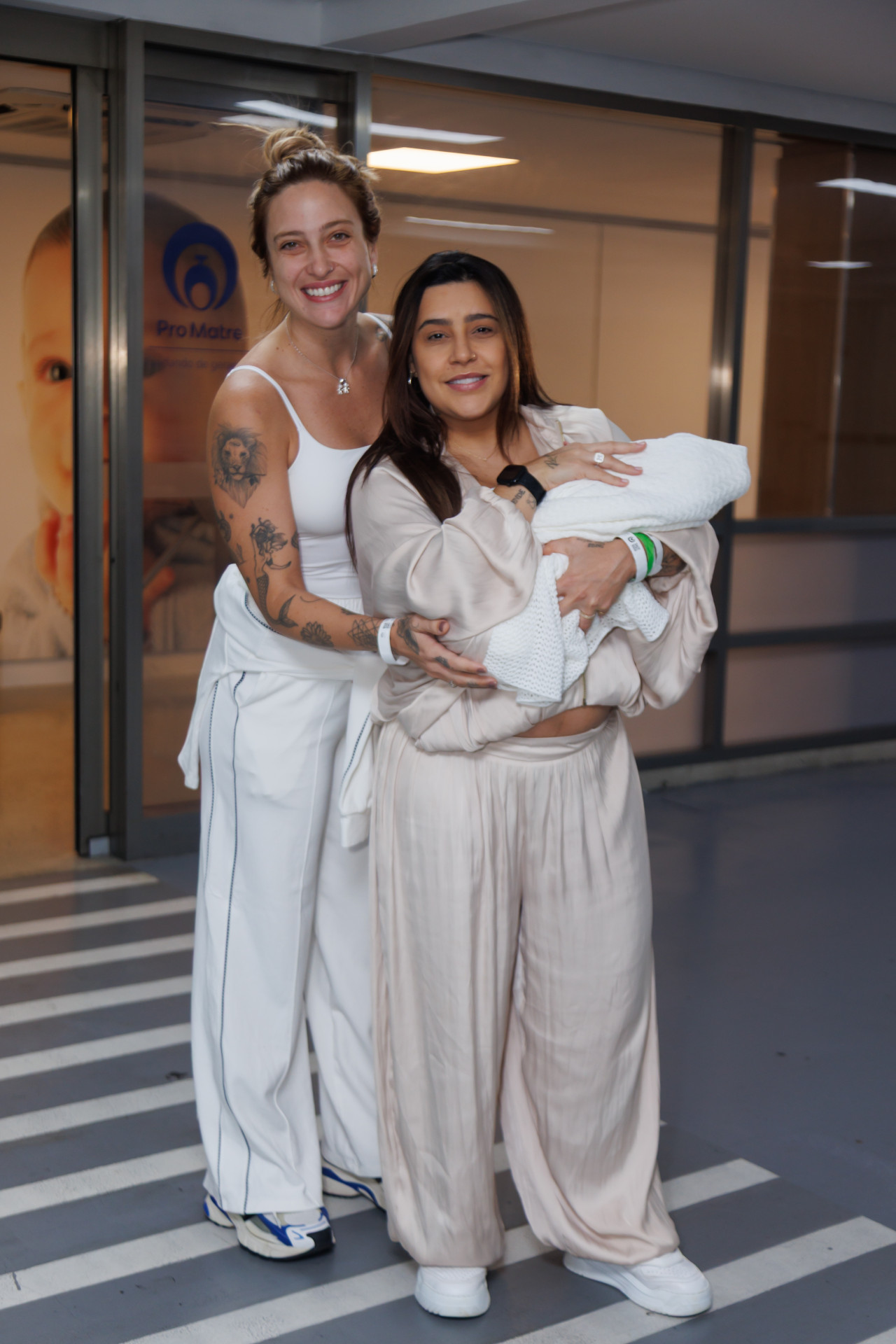 Lauana Prado e Tati Dias deixam a maternidade com Dom  - Patrícia Devoraes / Brazil News