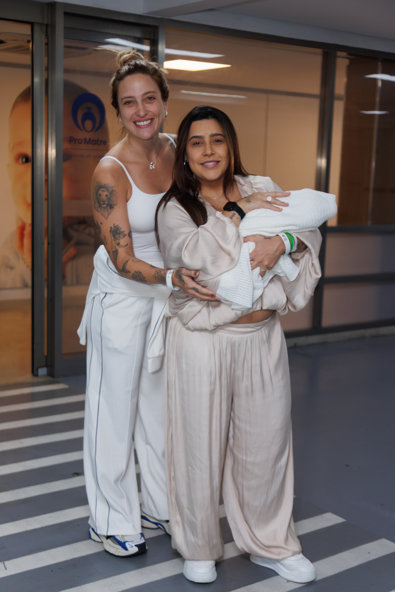Lauana Prado e Tati Dias deixam a maternidade com Dom  - Patrícia Devoraes / Brazil News