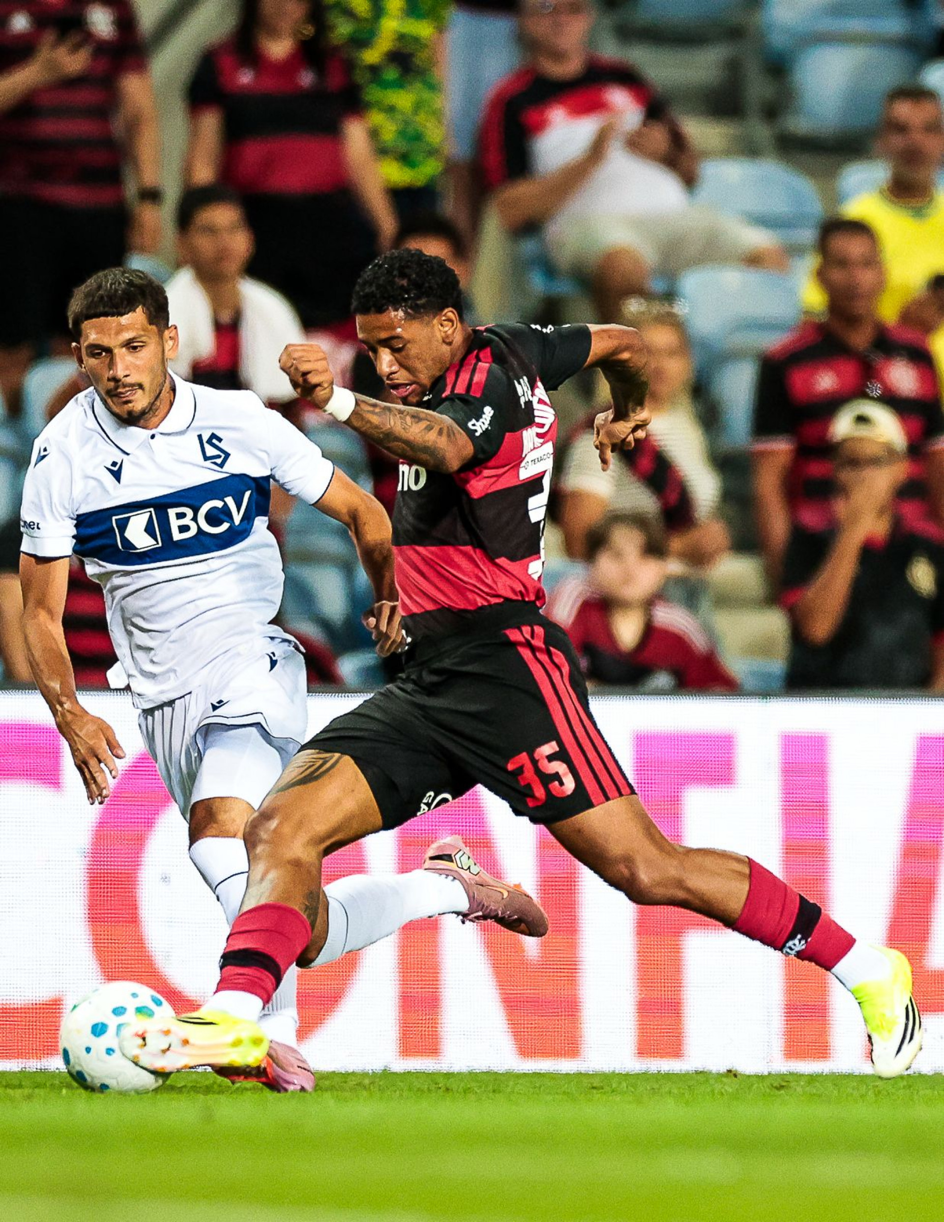 Rayan Lucas, em amistoso contra o Lausanne