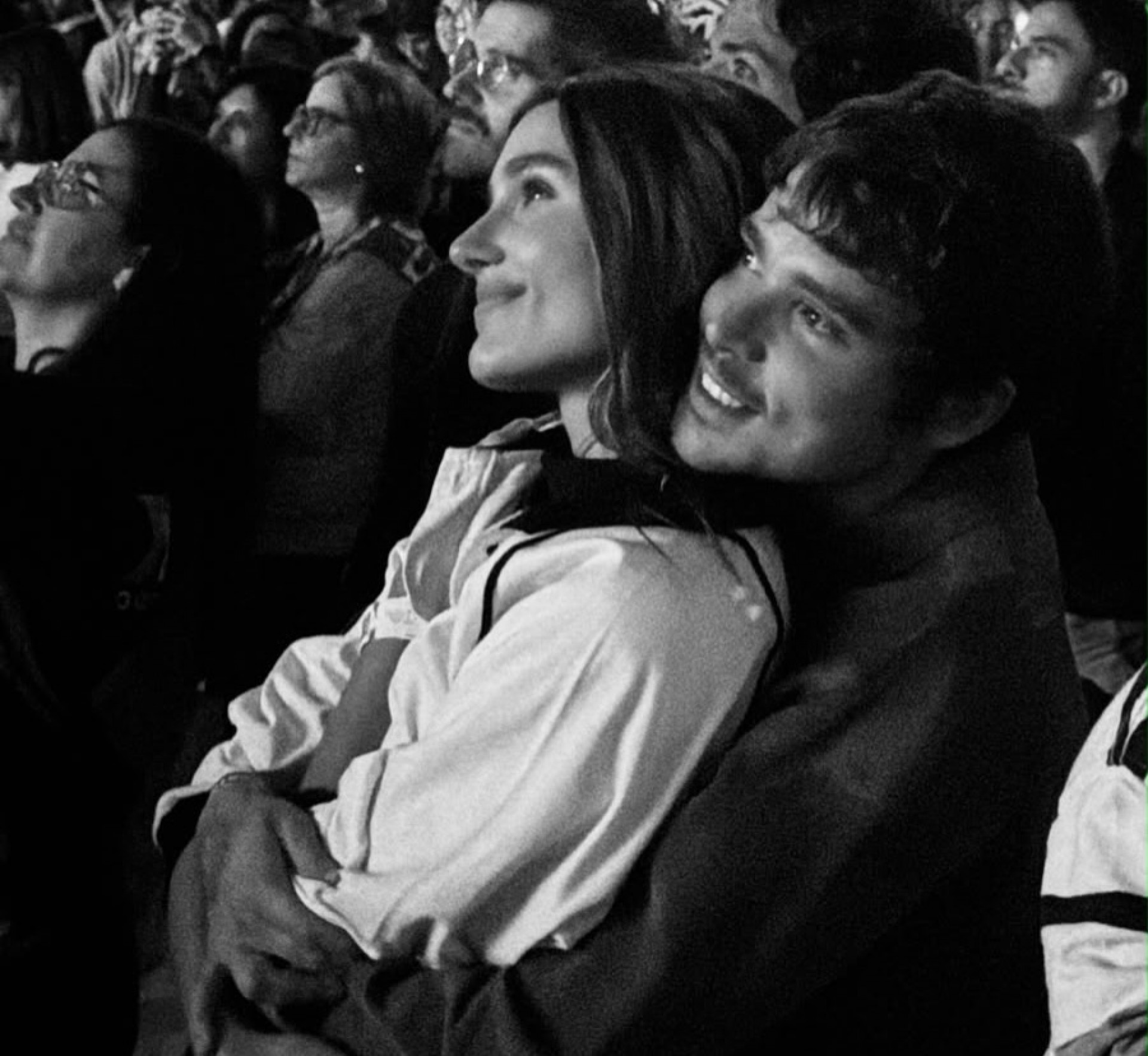 Sasha Meneghel e João Lucas coladinhos assistindo ao show 
 - Reprodução/Instagram 