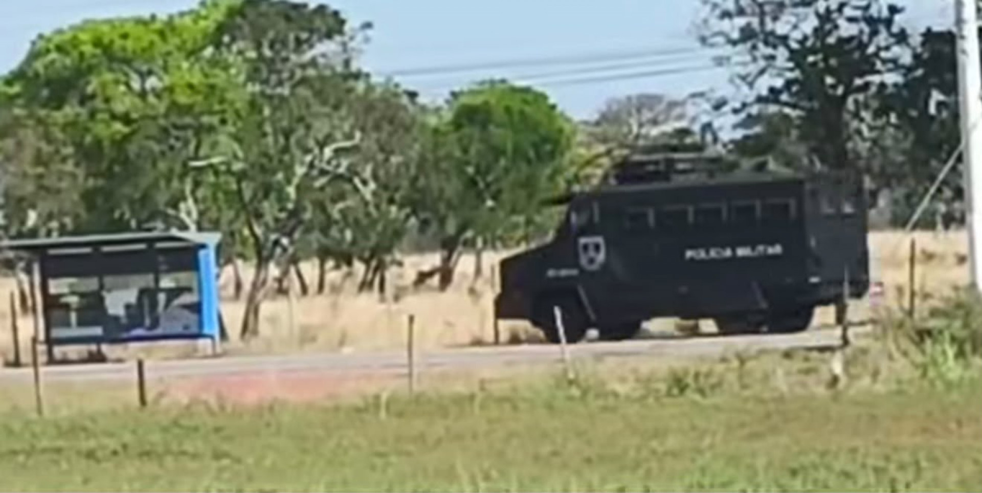 Presen&ccedil;a de equipes especializadas altera a rotina da cidade um dia ap&oacute;s homem ser baleado; moradores relatam clima de apreens&atilde;o enquanto a Pol&iacute;cia Civil investiga o caso - Foto: Reprodu&ccedil;&atilde;o V&iacute;deo Aqui Agora News Brasil