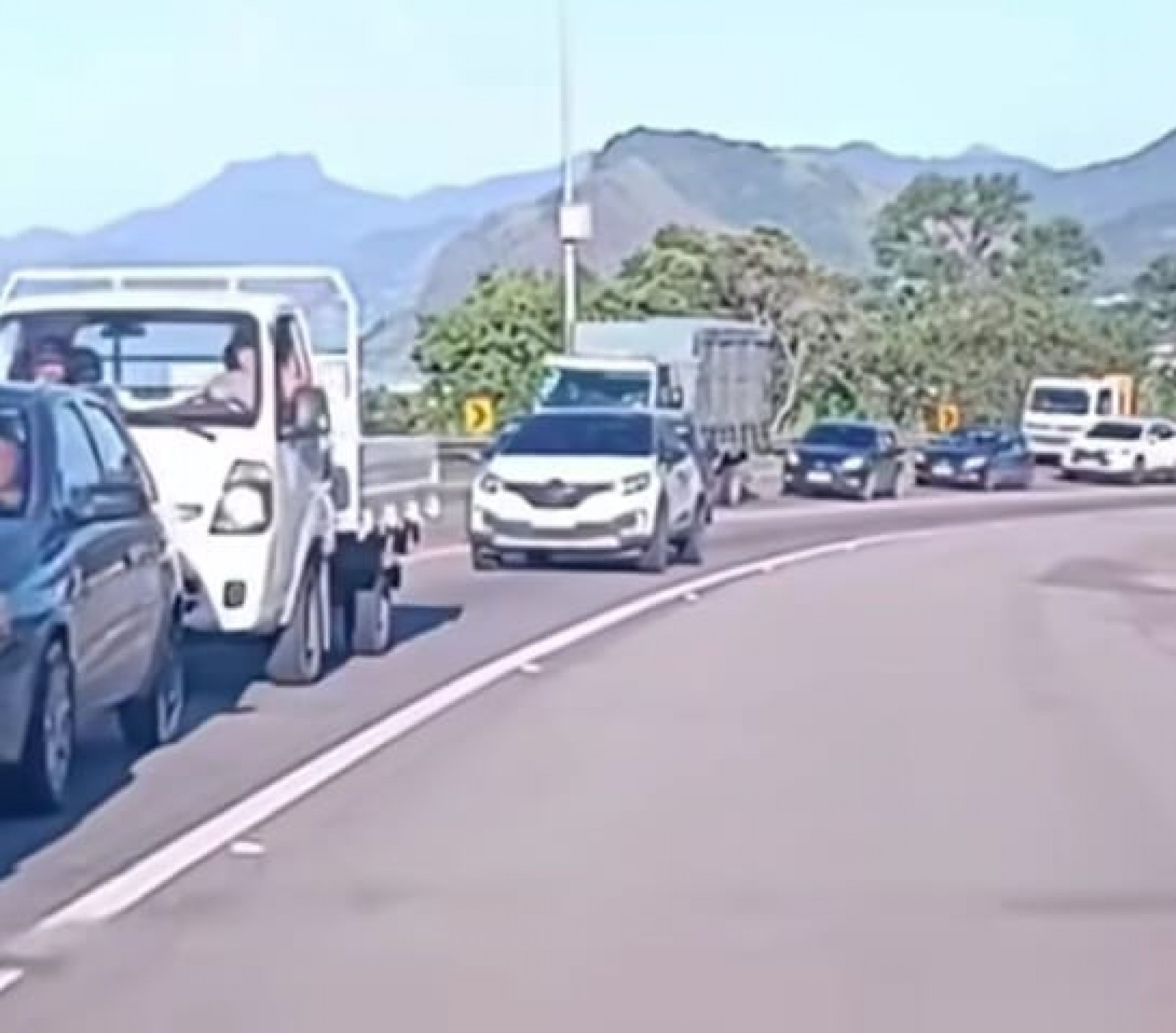 Tr&acirc;nsito pesado por conta do acidente - Divulga&ccedil;&atilde;o/Reprodu&ccedil;&atilde;o Rede Social