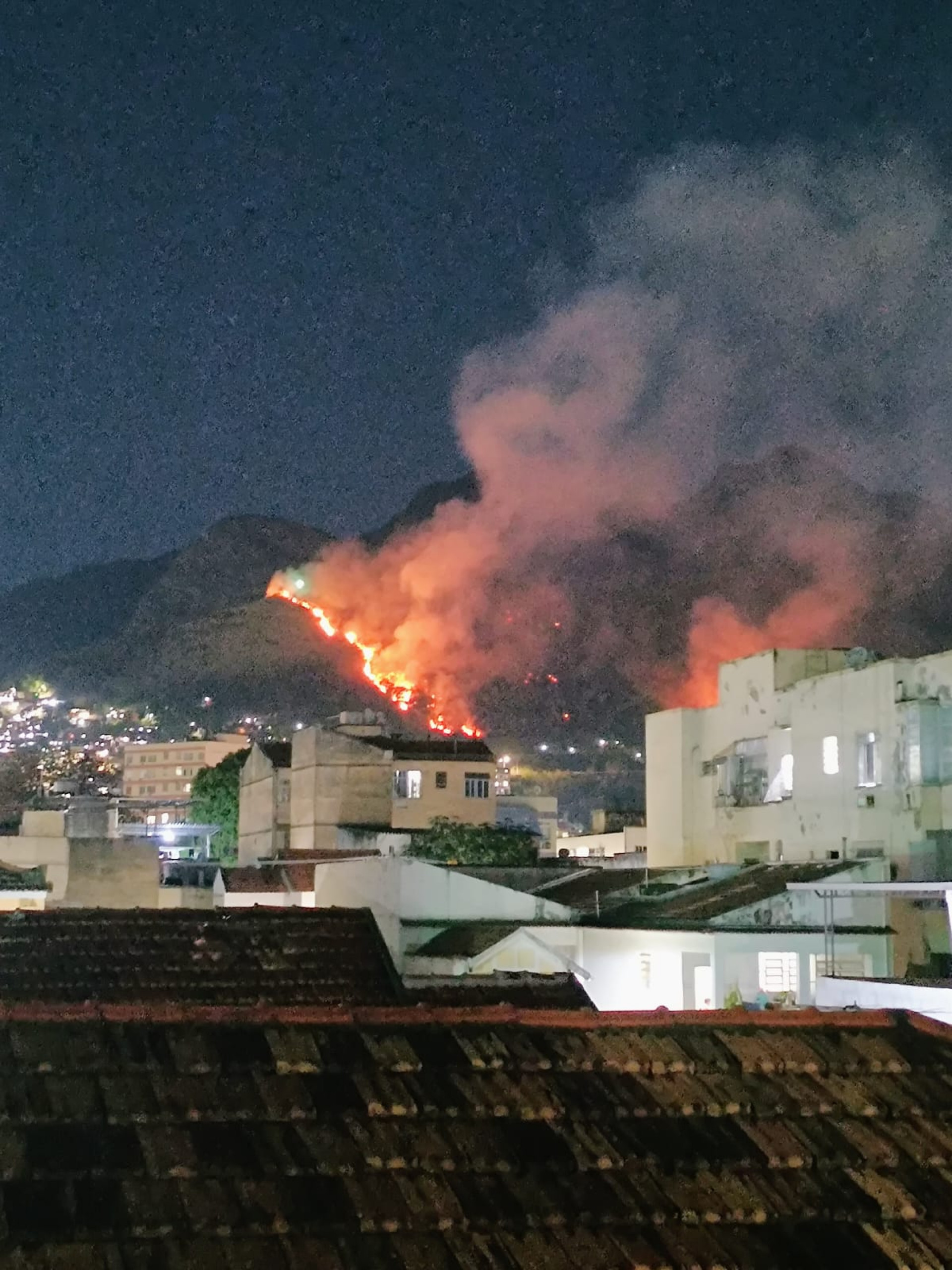 Bombeiro e acionado para incêndio no Parque estadual do Grajaú