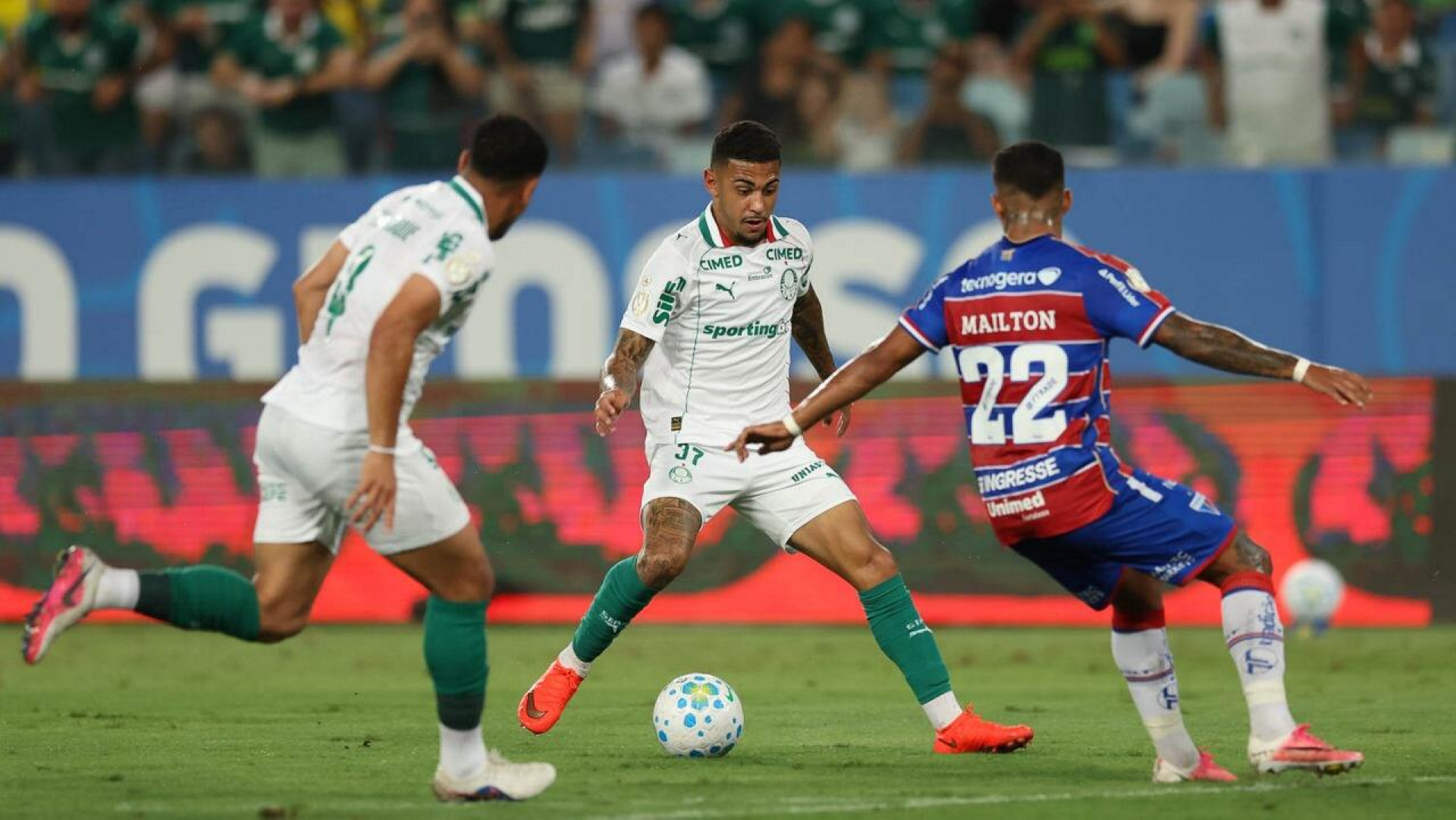Abel analisa disputa por posi&ccedil;&atilde;o no Palmeiras: “Joga quem tem rendimento”