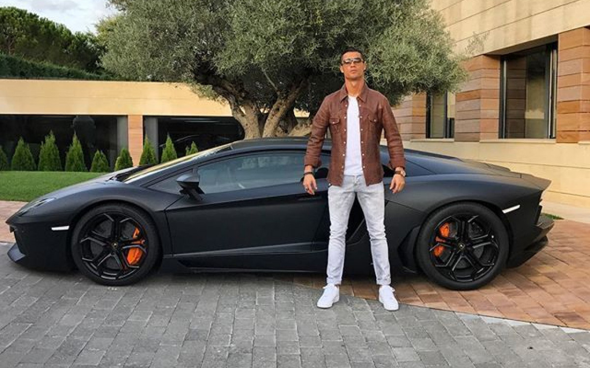 Cristiano Ronaldo com o seu Lamborghini Aventador LP 700-4