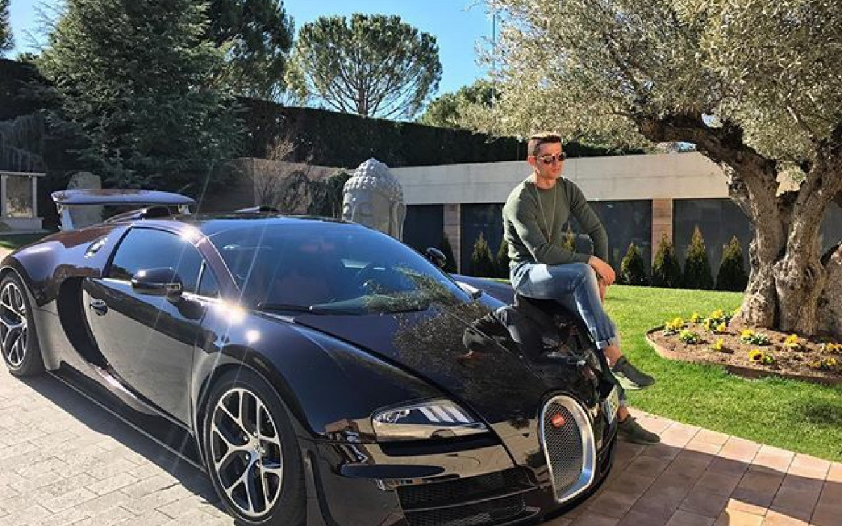 Cristiano Ronaldo com o Bugatti Veyron Grand Sport Vitesse
