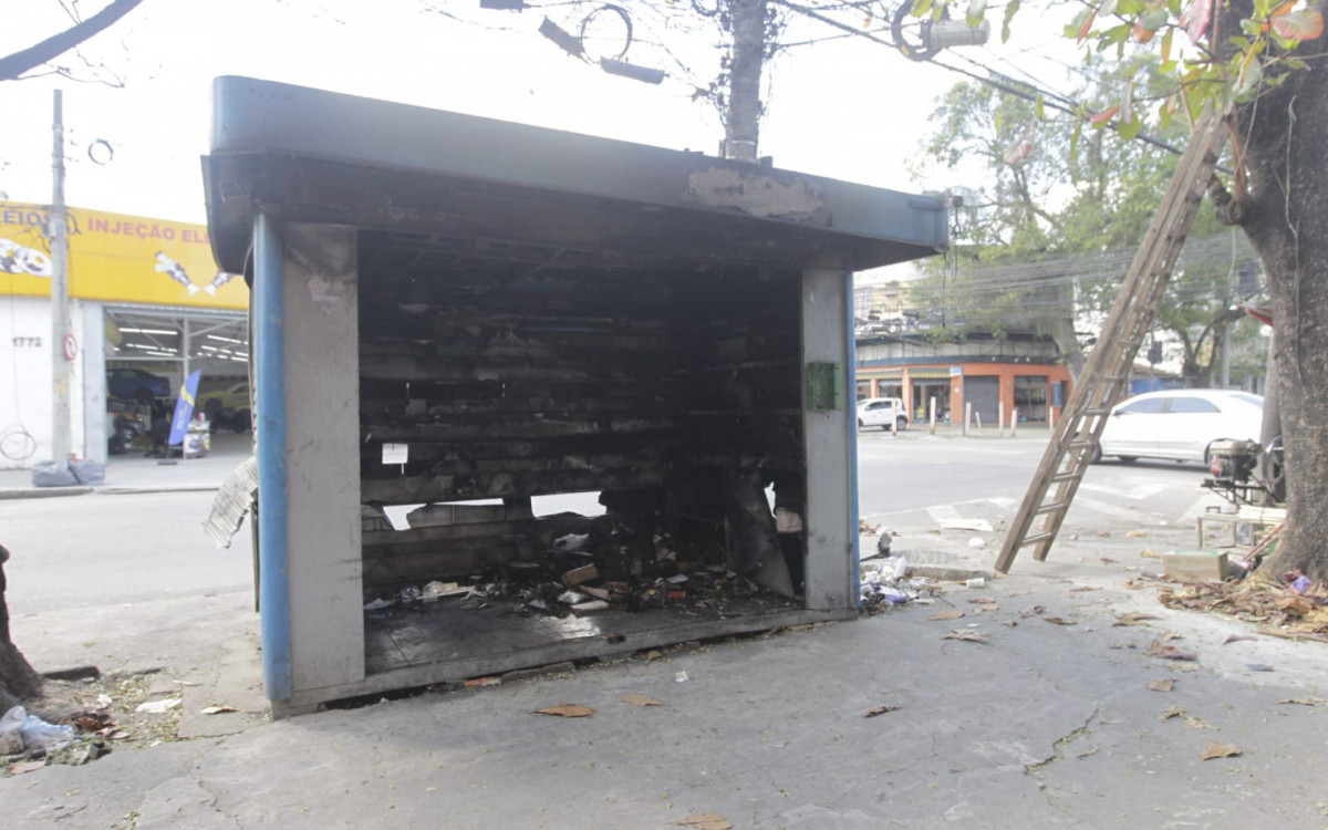 Banca de jornal ficou completamente destruída pelo fogo