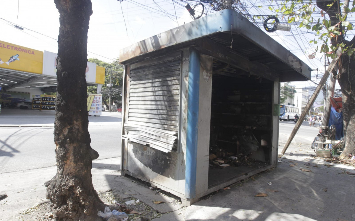Banca de jornal ficou completamente destruída pelo fogo