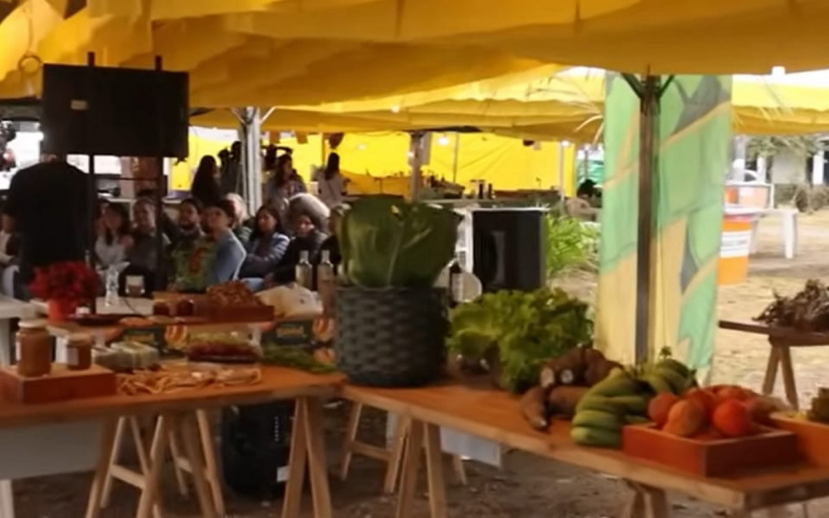 Feira com produtos fabricados a partir da banana