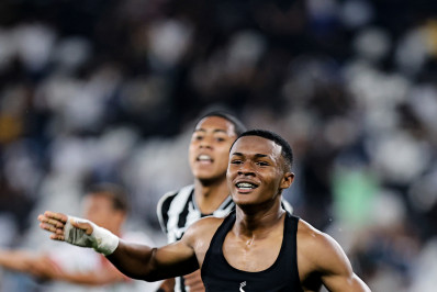 Jogador recebe 'vermelho mais feliz da vida' após fazer gol do título