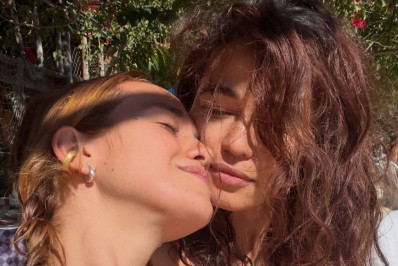 Nanda Costa aparece em momento romântico com diretora, Emilie Rey
