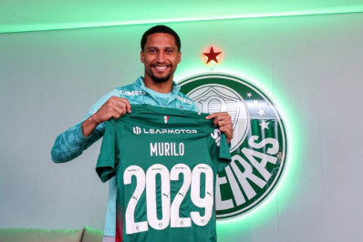 Sondado pelo Vasco, zagueiro renova contrato com o Palmeiras