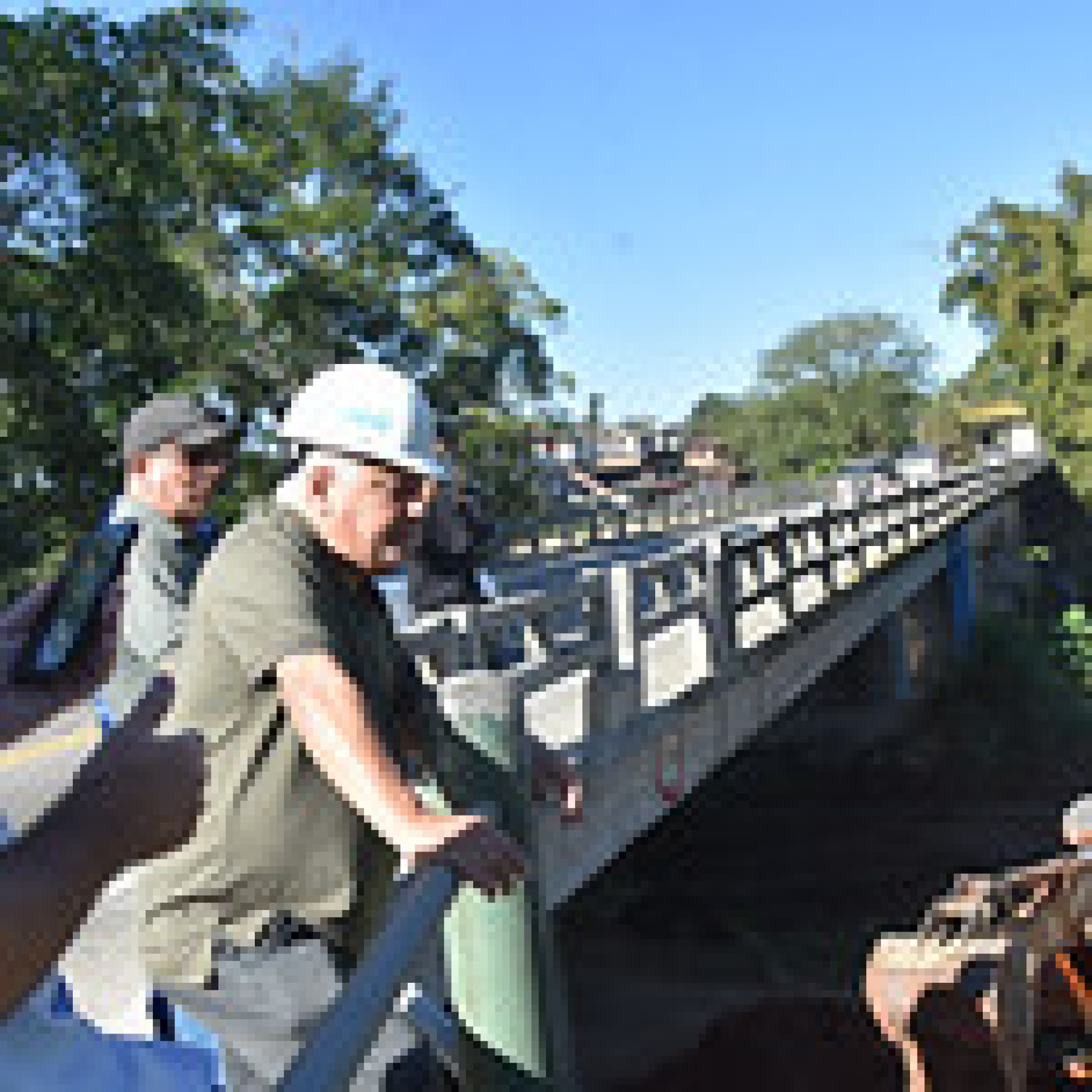 Prefeito Ferreti (centro) e o secretário de Obras e Infraestrutura Alan (E) acompanhando o início das obras