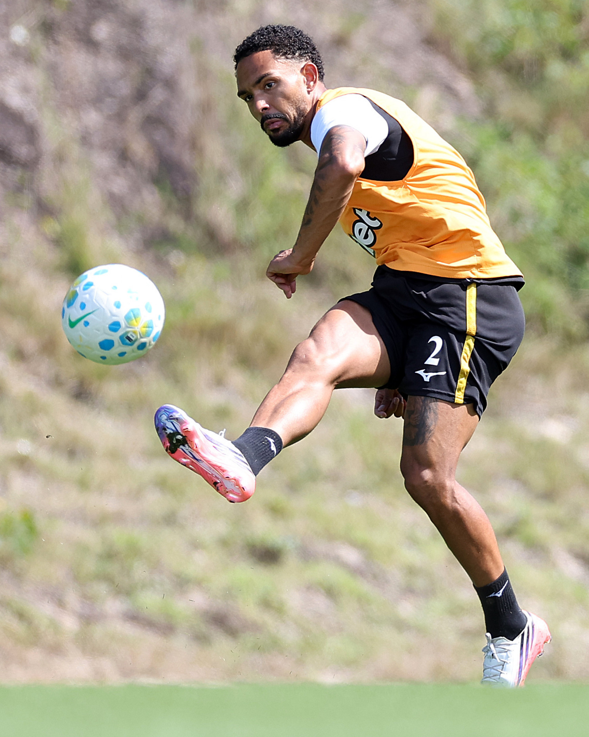 Vitinho deixou o campo no clássico após pancada na cervical
