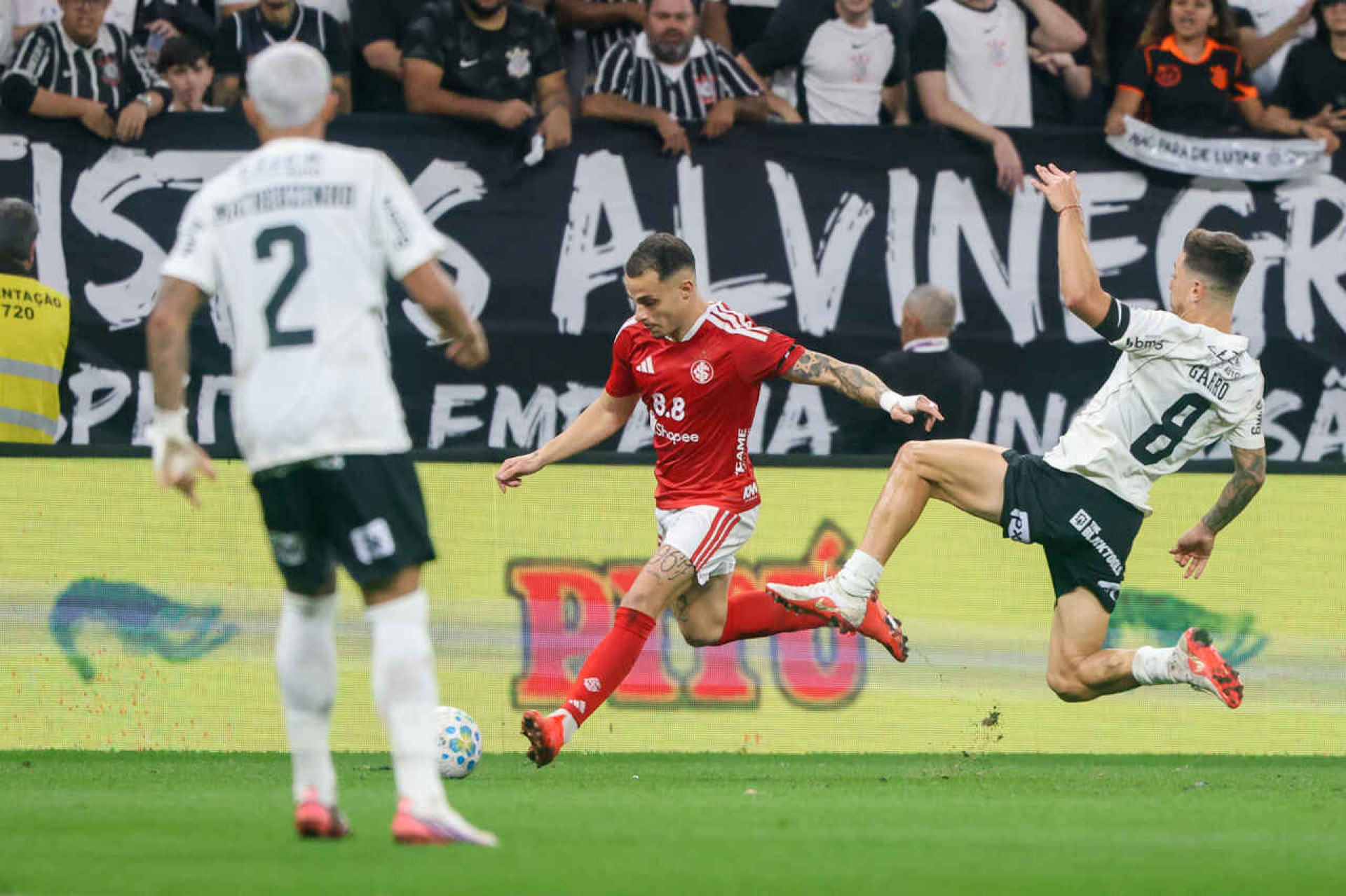 Internacional perde, mas elimina Corinthians e vai &agrave;s quartas da Copa do Brasil