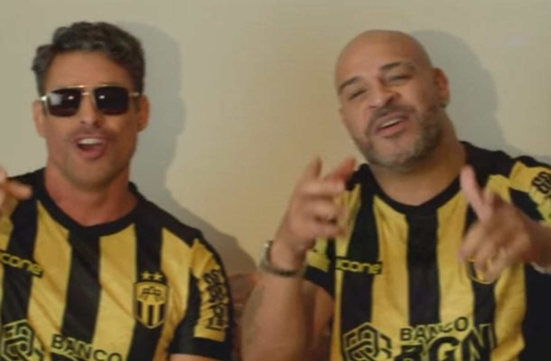 V&iacute;deo! Adriano Imperador se arrisca como cantor de rap para nova s&eacute;rie da Globo