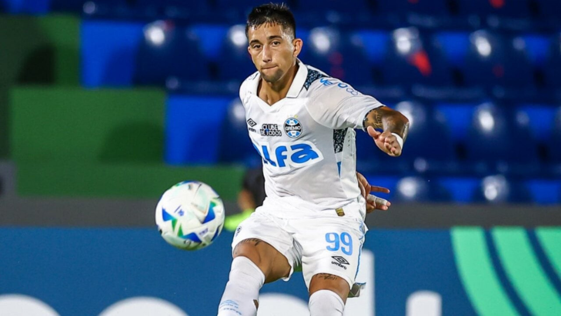Gr&ecirc;mio encerra novela e define destino de Cristian Olivera