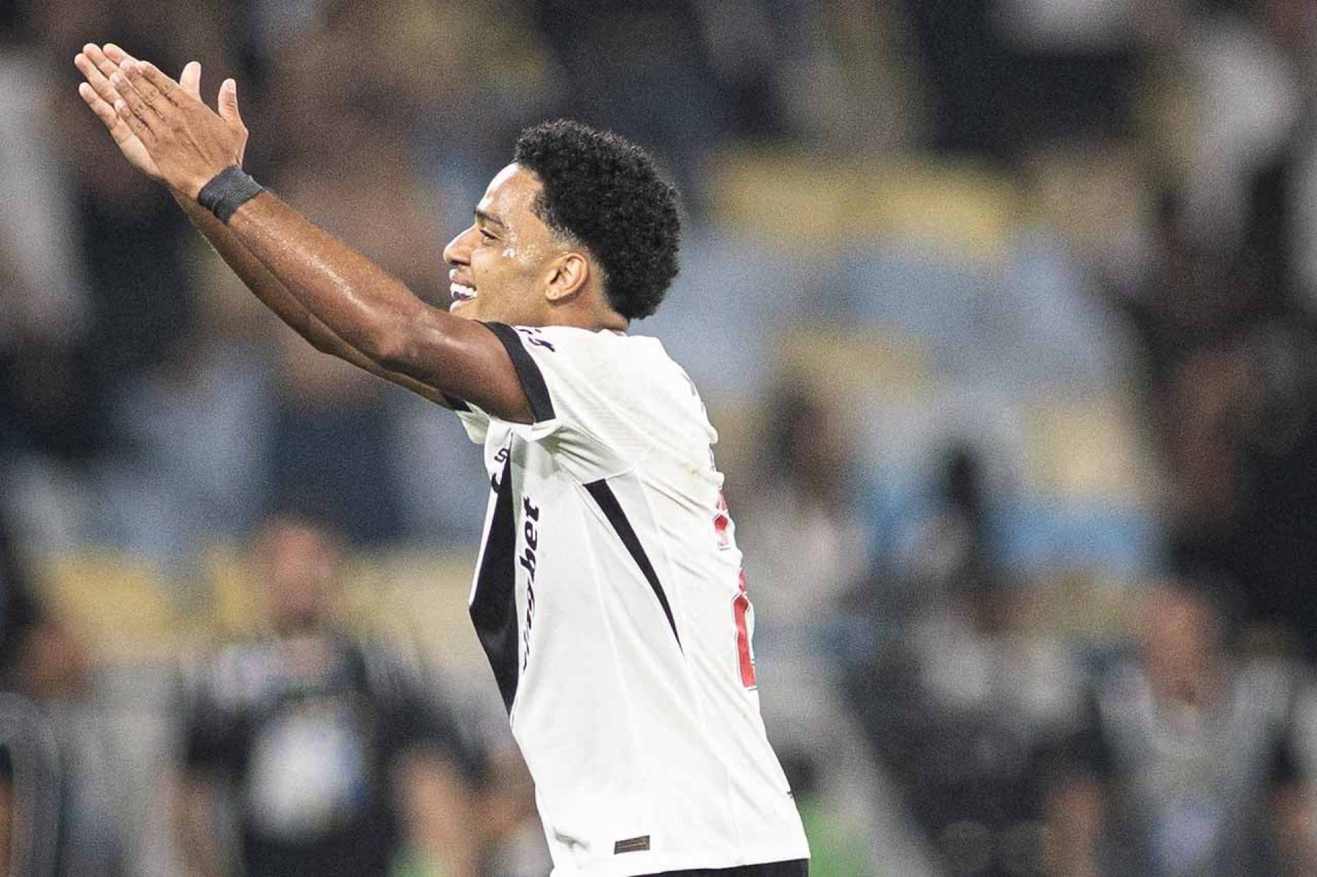 Brenner celebra gols pelo Vasco no cl&aacute;ssico: “Trabalhando em sil&ecirc;ncio”
