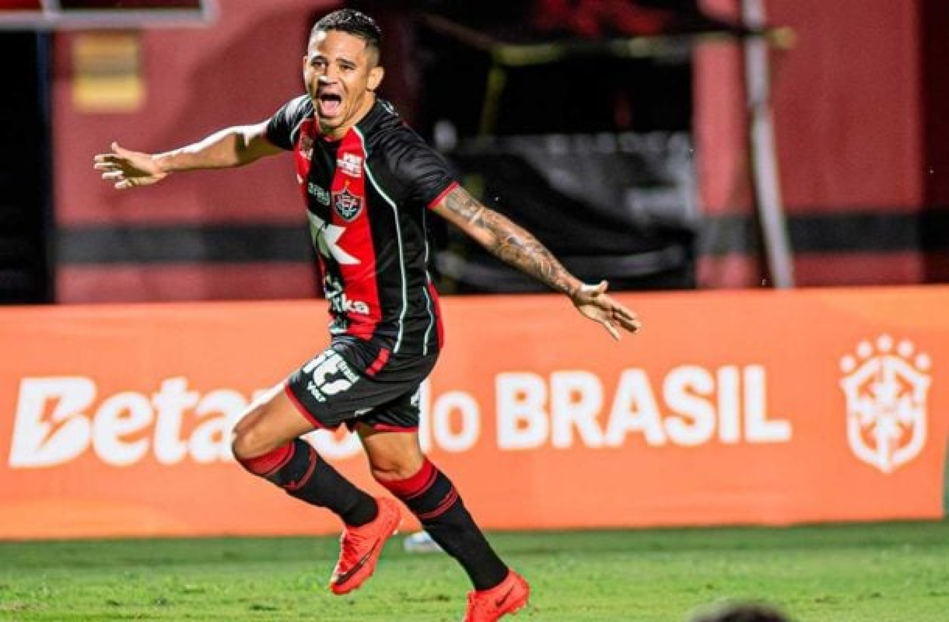 Vit&oacute;ria goleia o Athletico e carimba vaga nas quartas da Copa do Brasil