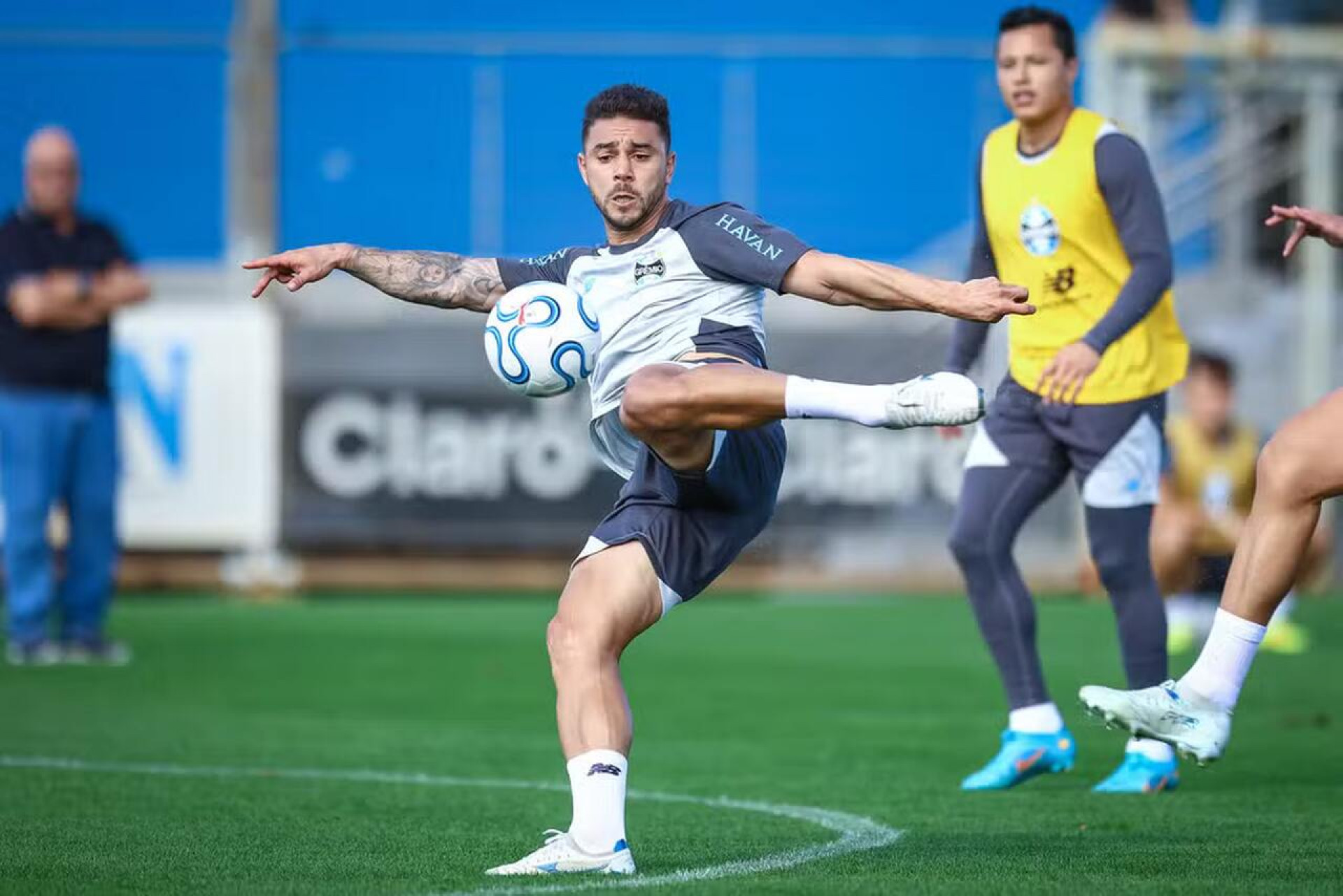 Fora dos planos, lateral &eacute; liberado pelo Gr&ecirc;mio a procurar outro clube