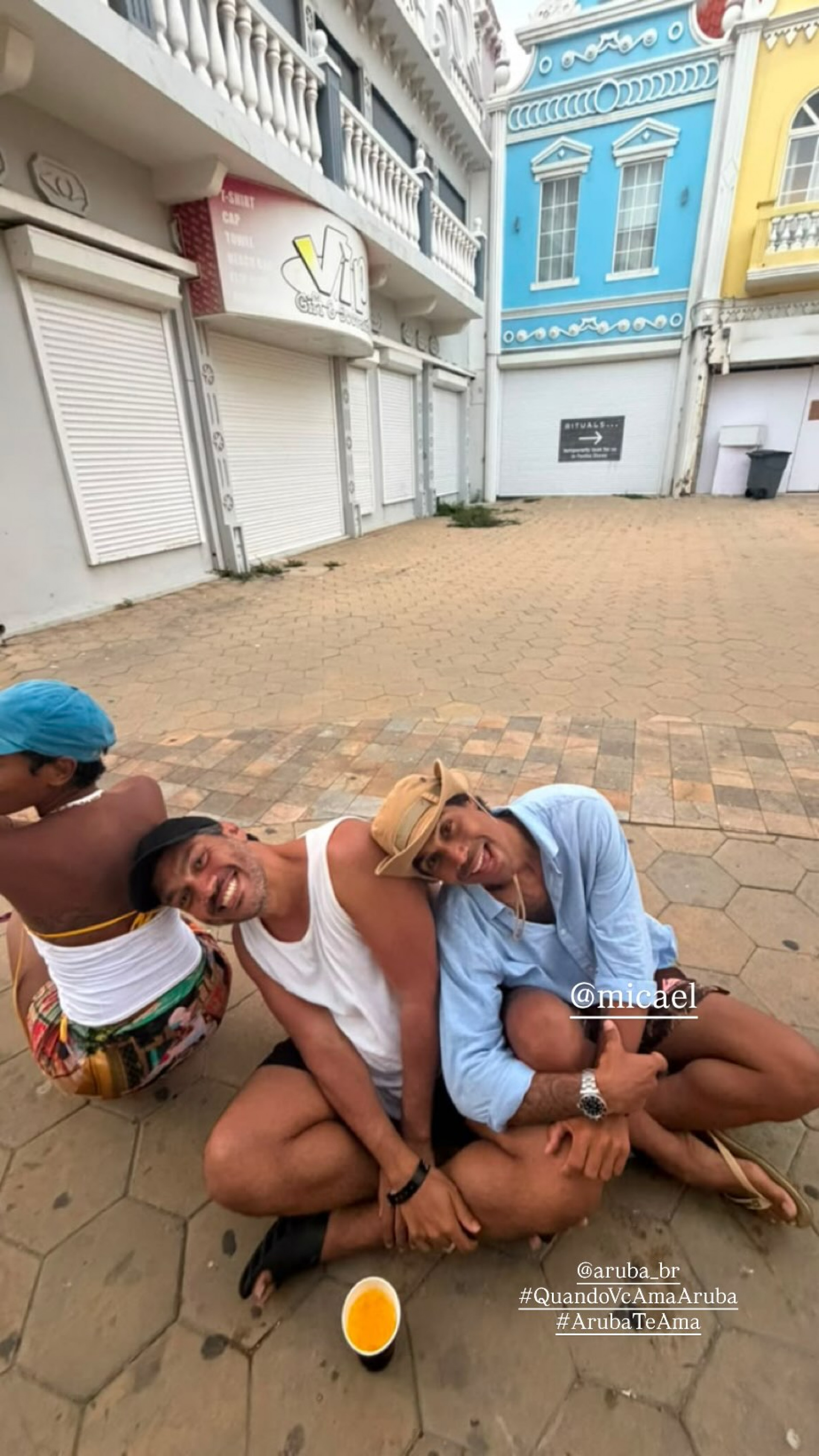 Atriz junto de amigos em Aruba - Reprodução/Instagram
