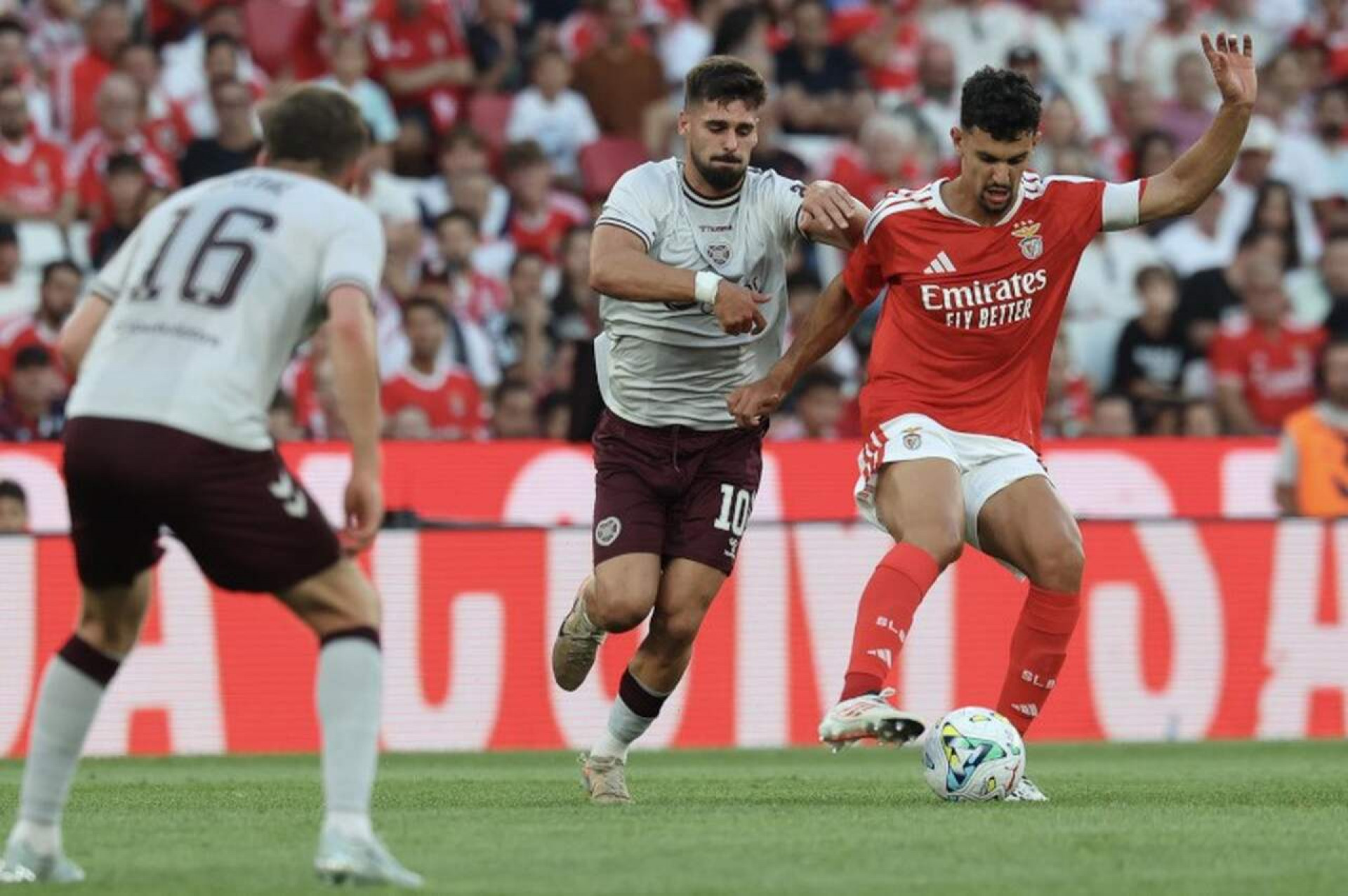 Benfica goleia Hearts e fica perto do play-off da Liga Europa