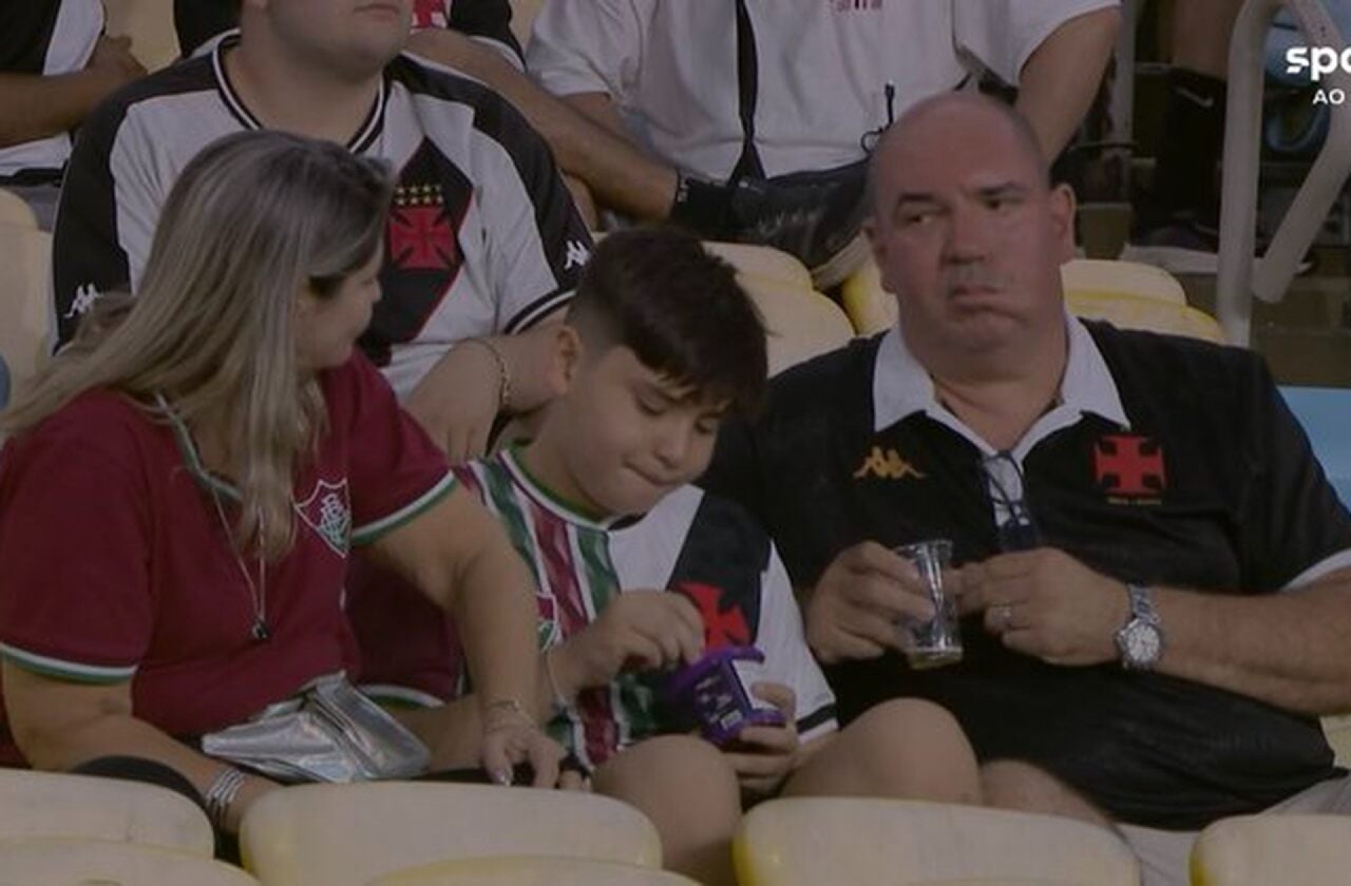 Menino com camisa metade Fluminense e metade Vasco viraliza no Maracan&atilde;
