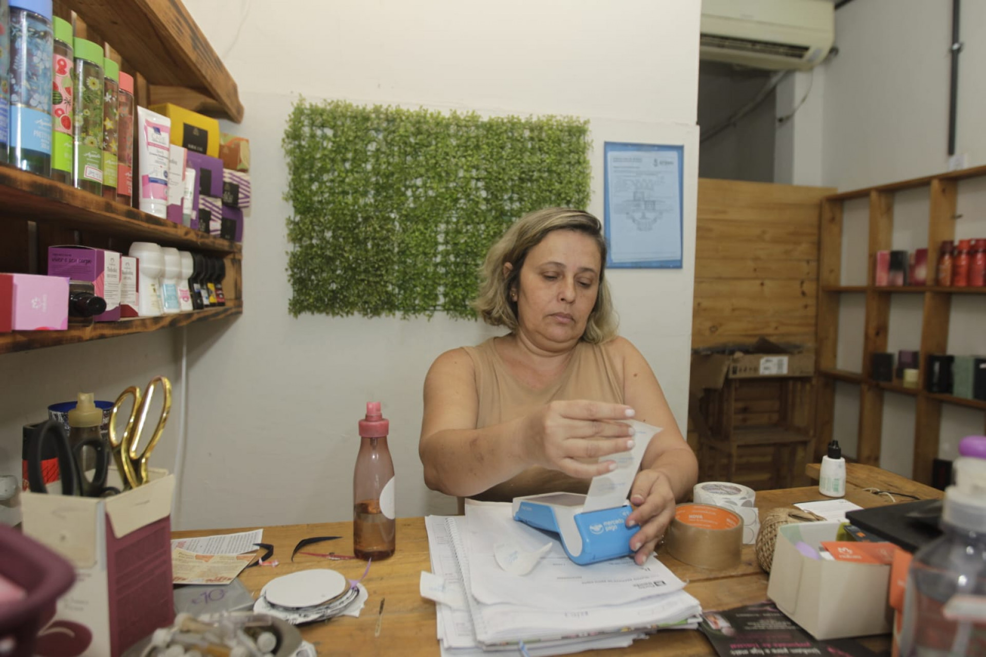 Marcia Cristina vai entregar a loja após constantes problemas no imóvel devido à falta de luz - Reginaldo Pimenta / Agência O Dia