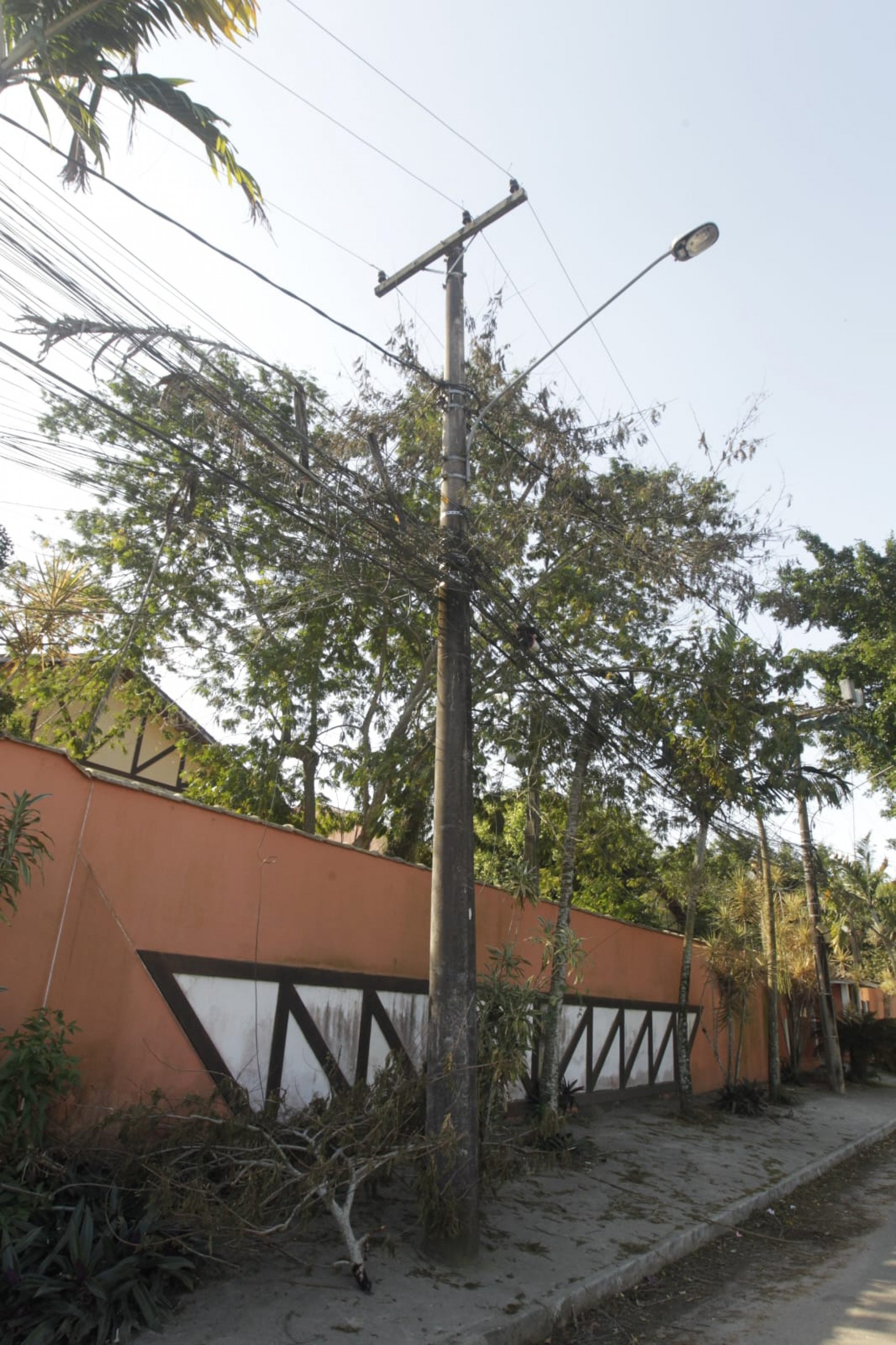 Poste na Rua Jornalista Ary Guanabara, em Itaipu, sofre com constantes desarmes em equipamento - Reginaldo Pimenta / Agência O Dia