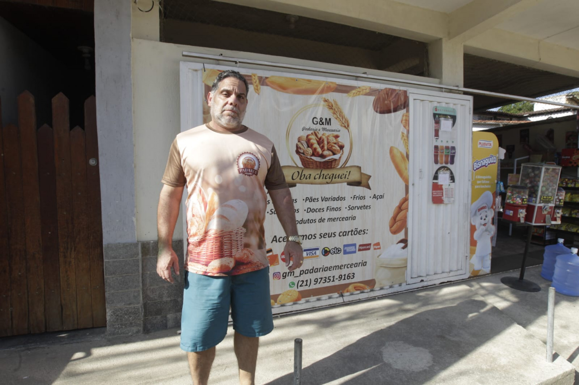 Serpa Neto, dono de padaria e morador de Itaipu, denuncia serviço prestado pela Enel em Niterói - Reginaldo Pimenta / Agência O Dia
