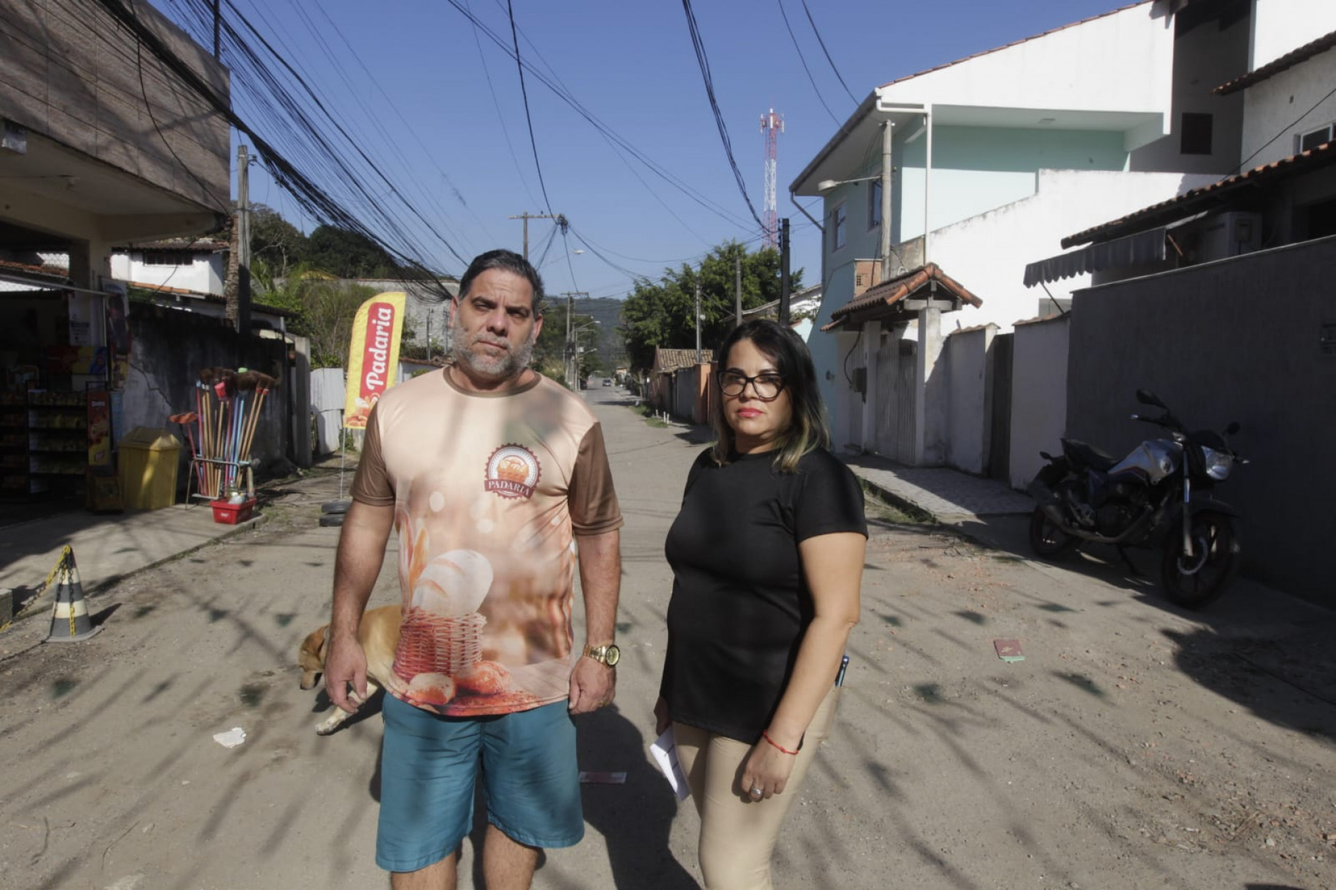 Os vizinhos Serpa Neto e Cláudia Botelho denunciam serviço prestado pela Enel em Niterói - Reginaldo Pimenta / Agência O Dia