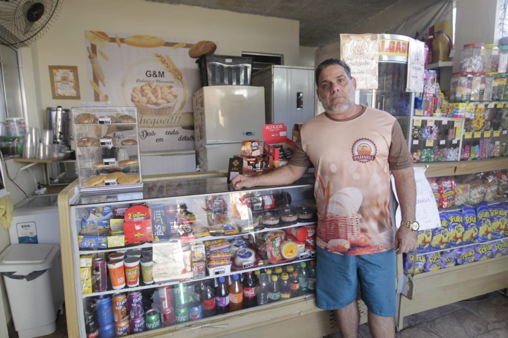 Serpa Neto, dono de uma padaria no bairro de Itaipu, relata constantes quedas de energia - Reginaldo Pimenta / Agência O Dia